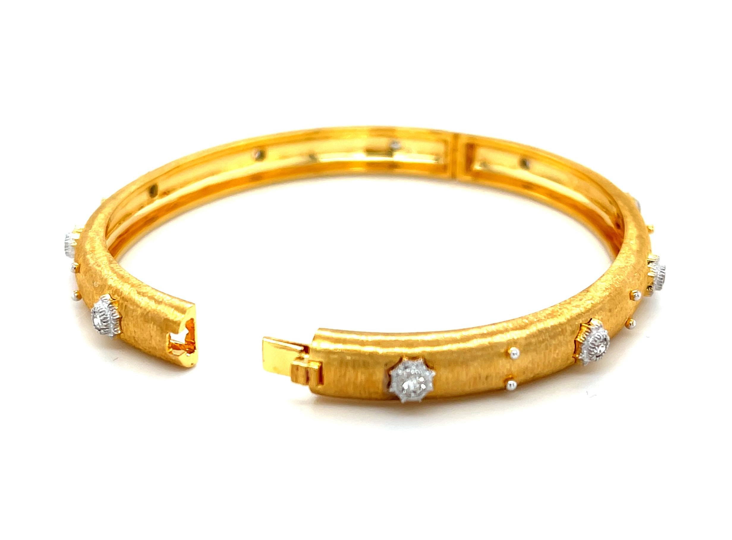 Bracelet jonc en or jaune et blanc 18 carats, finition satinée en vente 3
