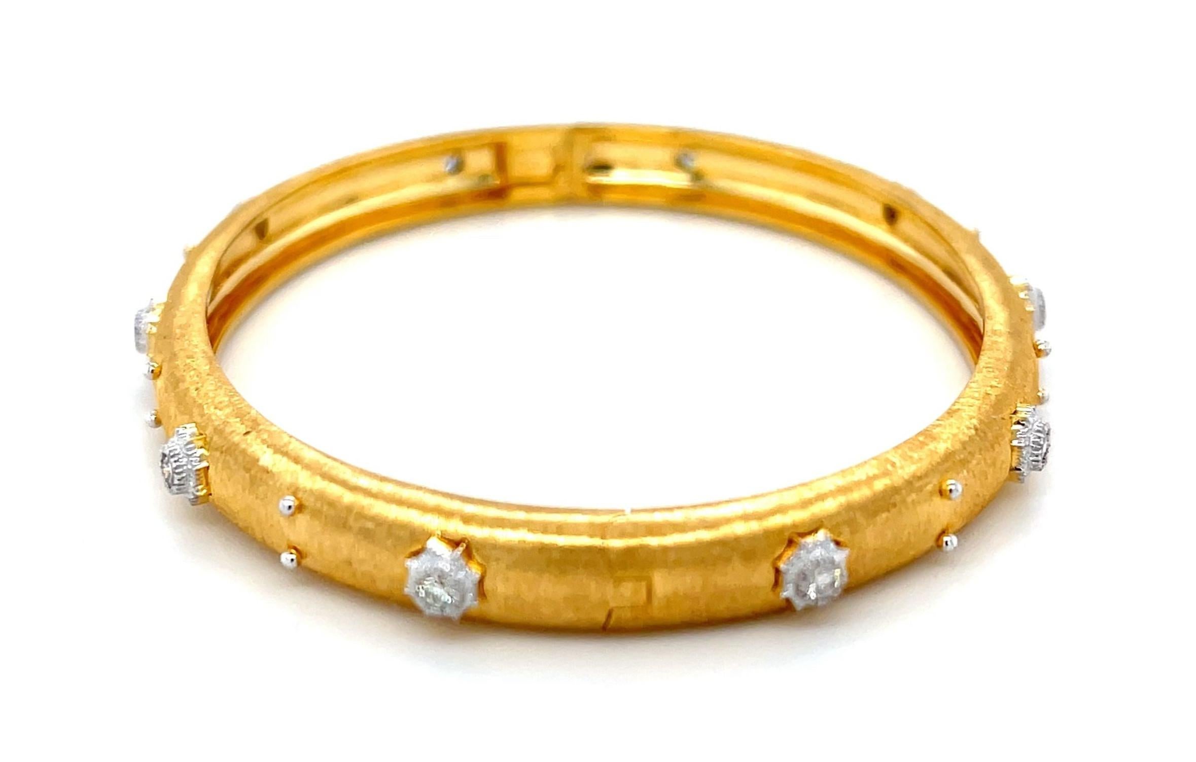 Bracelet jonc en or jaune et blanc 18 carats, finition satinée en vente 4