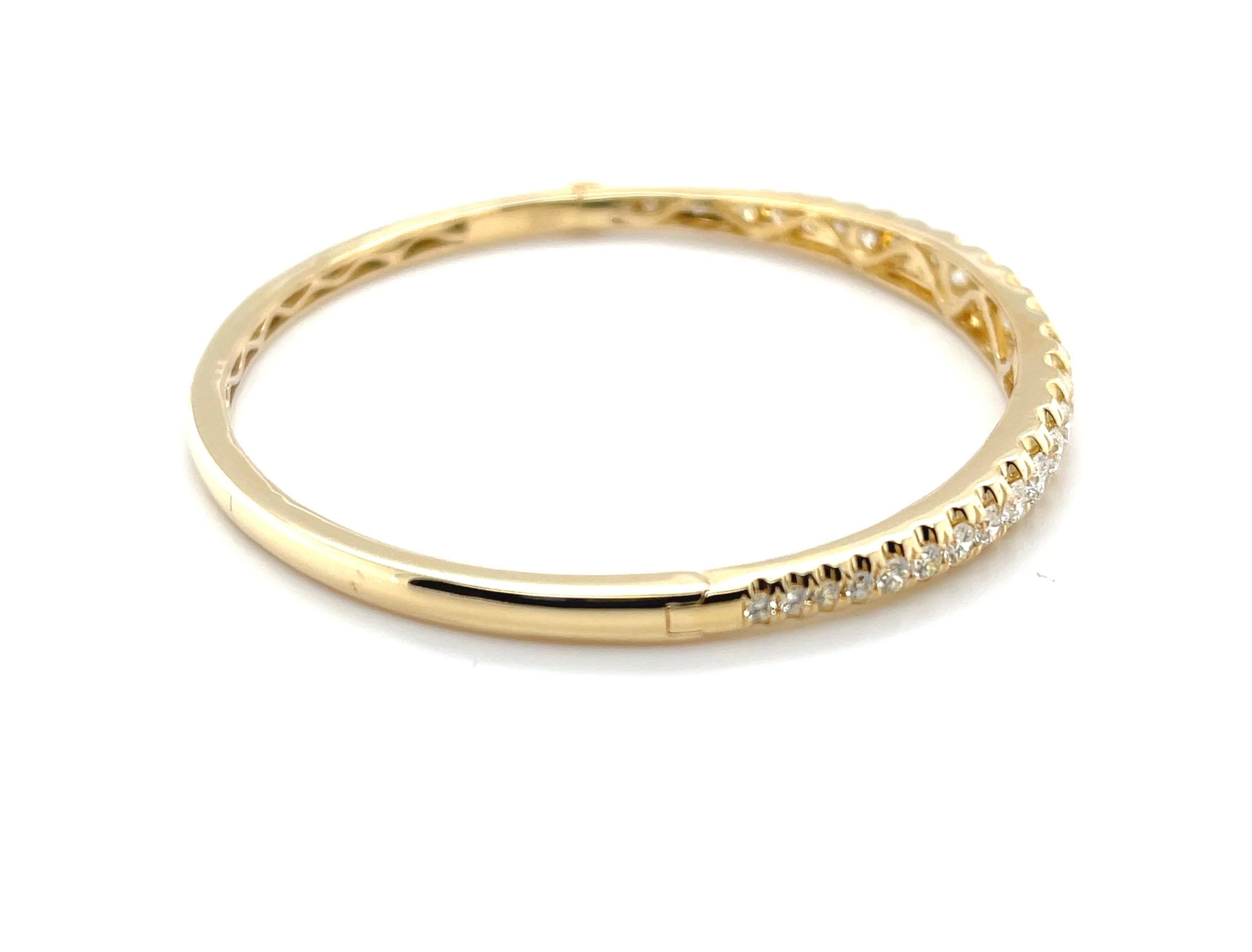 Dieses Manschettenarmband aus 18 Karat Gelbgold ist mit 2,61 Karat Brillanten besetzt und ist einfach atemberaubend! Die Diamanten sind in ihrer Größe abgestuft und spiegeln die elegante Form des Armbands wider, während die Illusionsfassungen aus