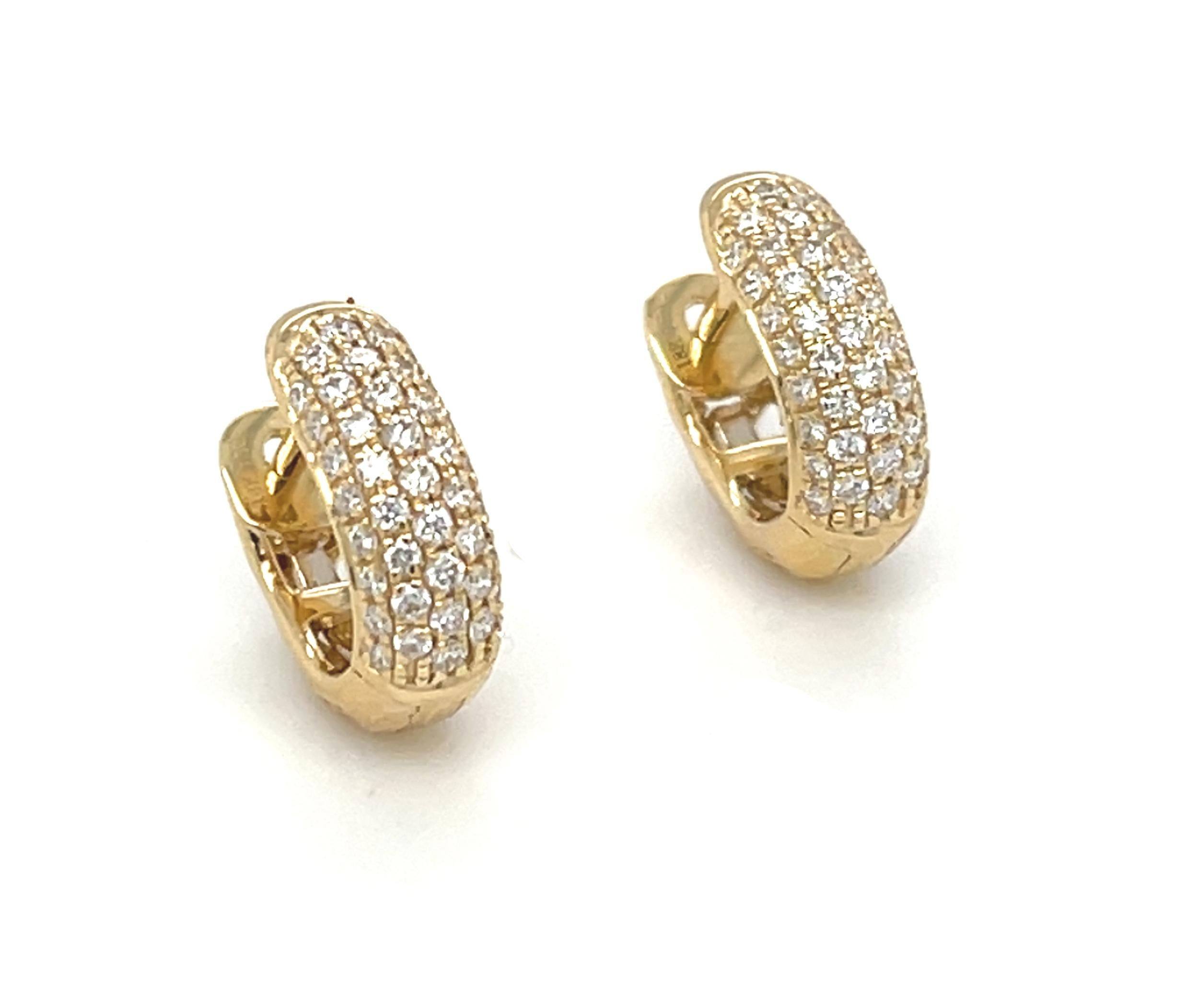 Ces magnifiques boucles d'oreilles en or jaune 18 carats sont serties de 5 rangées de diamants blancs étincelants pesant au total 0,37 carats et sont parfaites pour la journée comme pour le soir ! Les anneaux larges et arrondis épousent la forme de