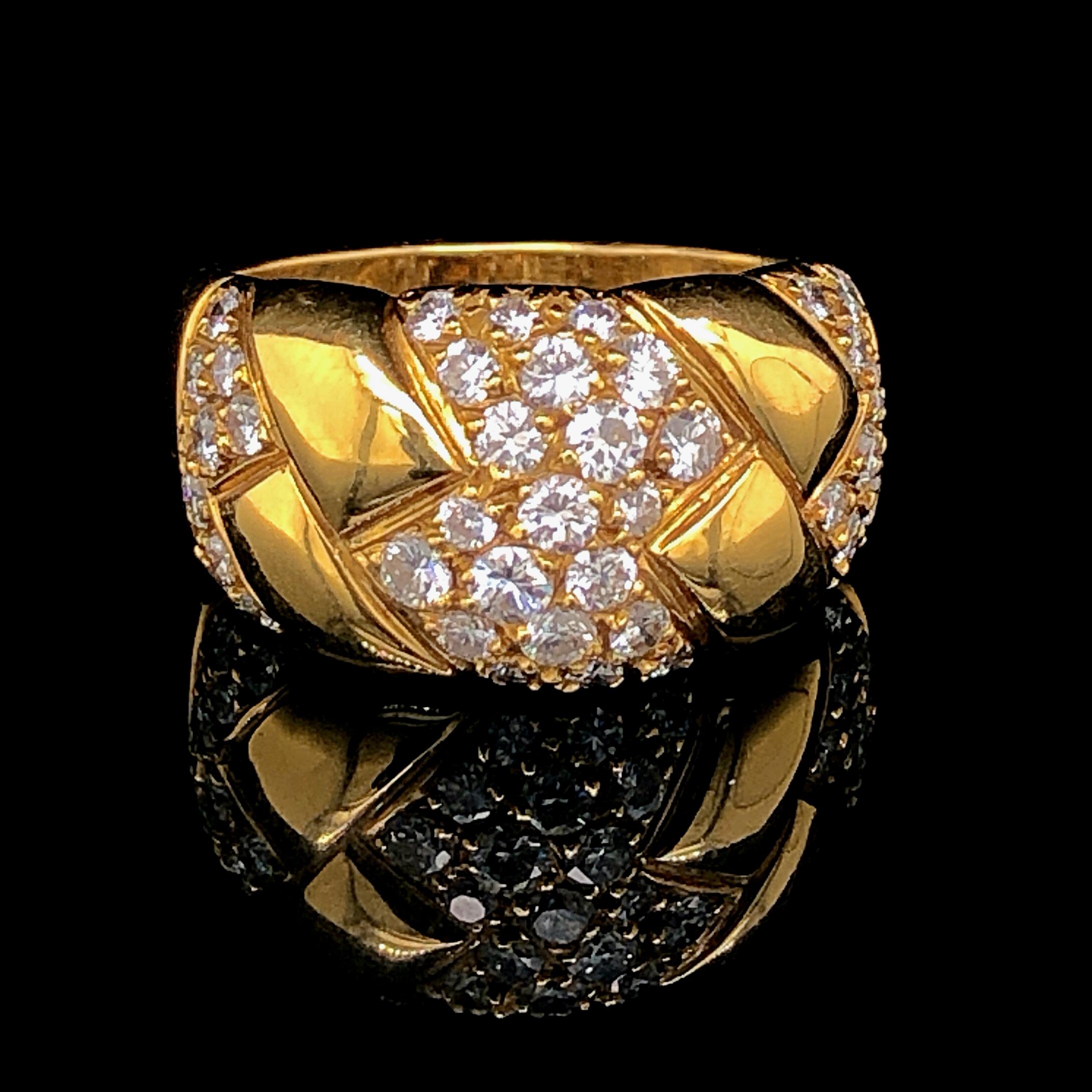 A diamond ring in 18k yellow gold, France, 20th Century. The round brilliant cut diamonds are very fine diamonds (E-F colour and VVS-IF clarity) and weigh approximately 1 carat in total. The craftsmanship is of high quality, which makes the ring