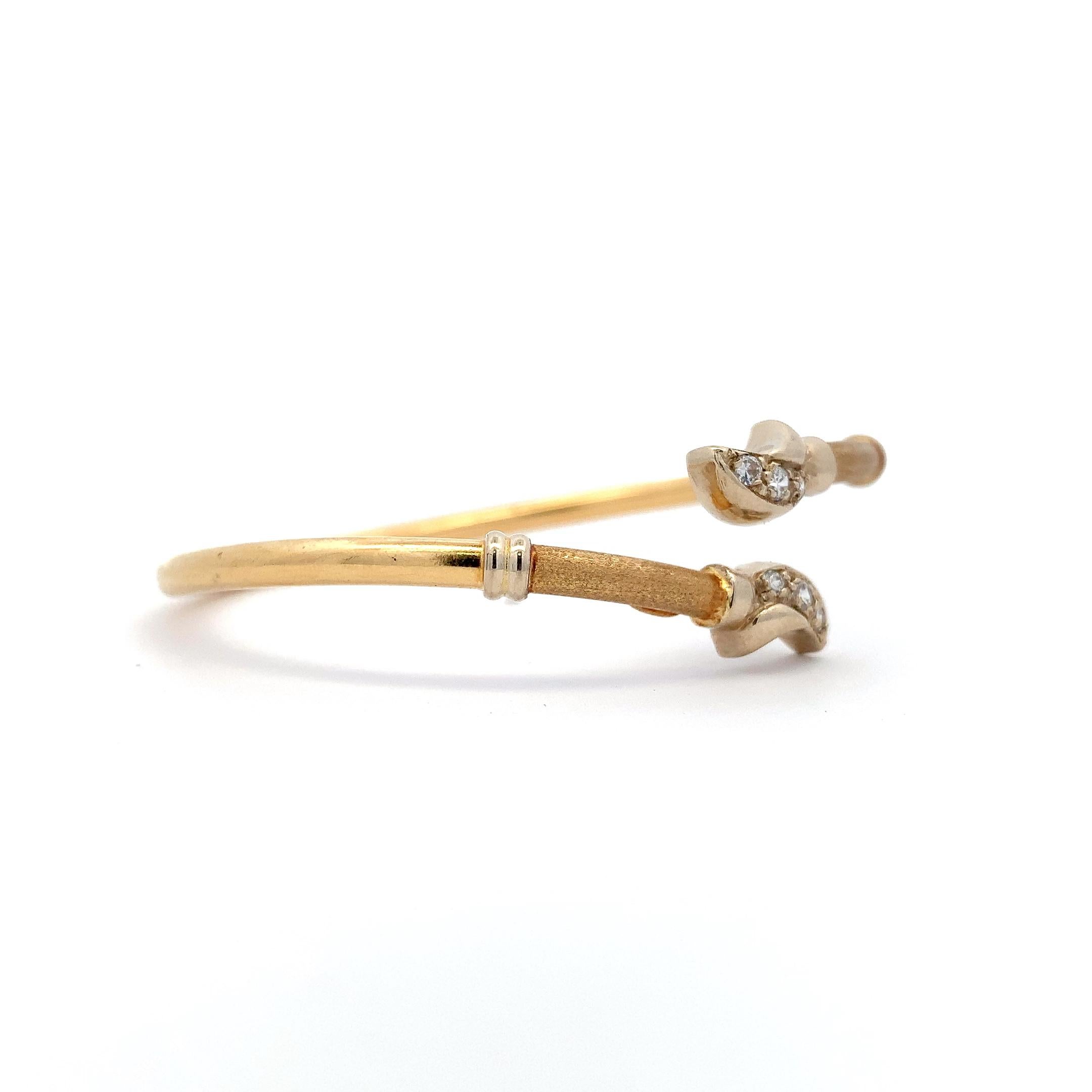 Taille ronde Bracelet torsadé en or jaune 18k et diamants en vente