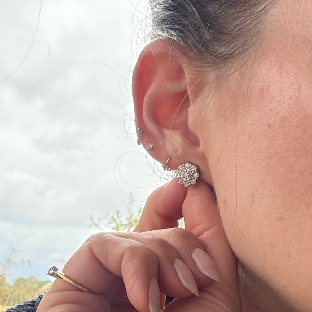 ¡Estos pendientes de racimo de diamantes de oro de 9 quilates tienen tanto brillo! Cada pendiente tiene un peso total en quilates de 50pts cada uno. 

Diámetro del racimo: 10 mm 
Altura desde la oreja: 5 mm

Peso: 2,6 g