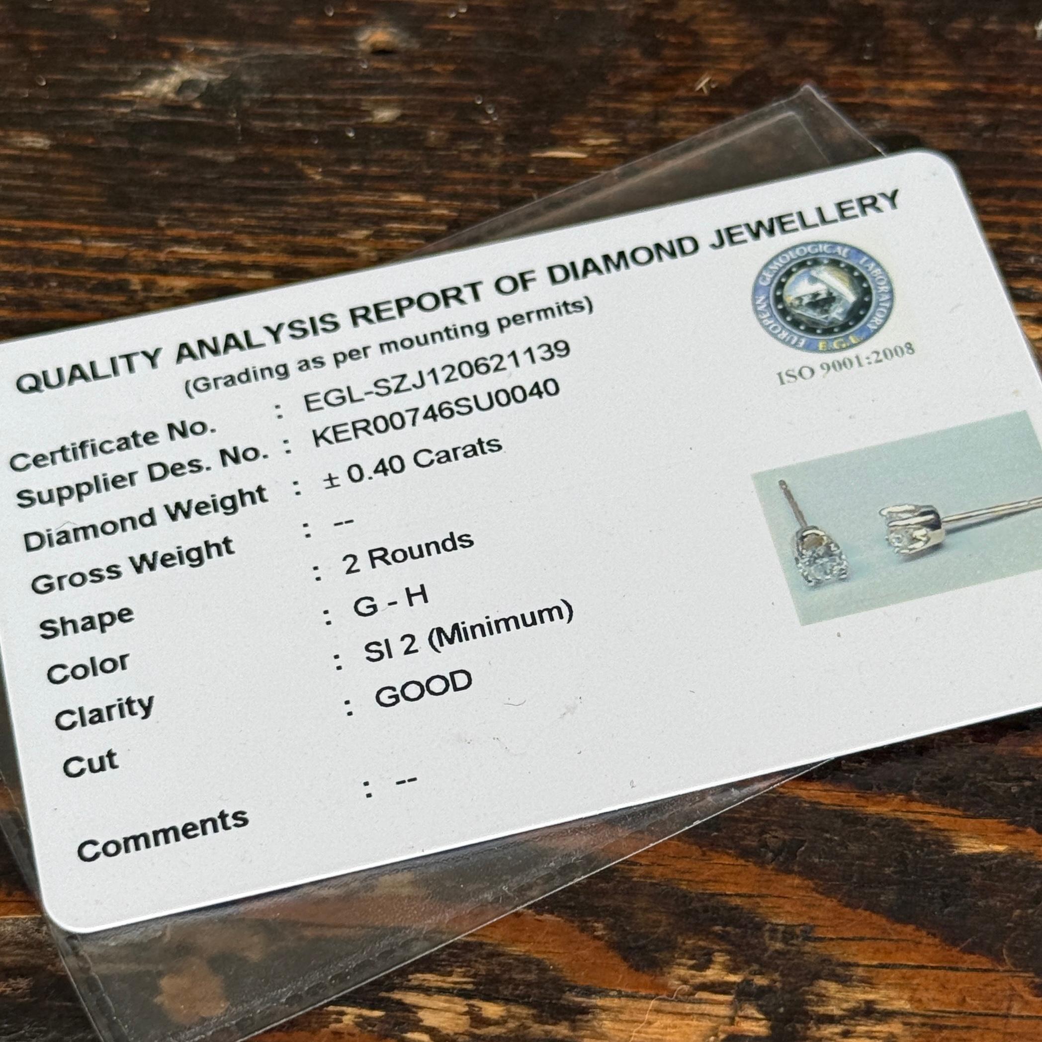 Une jolie paire de boucles d'oreilles en diamant scintillant. Chaque boucle d'oreille accueille un diamant blanc brillant mesurant 40pts chacun. Modelé en or 9 carats. Certifié comme indiqué sur les photos. 

Hauteur du clou d'oreille : 5mm