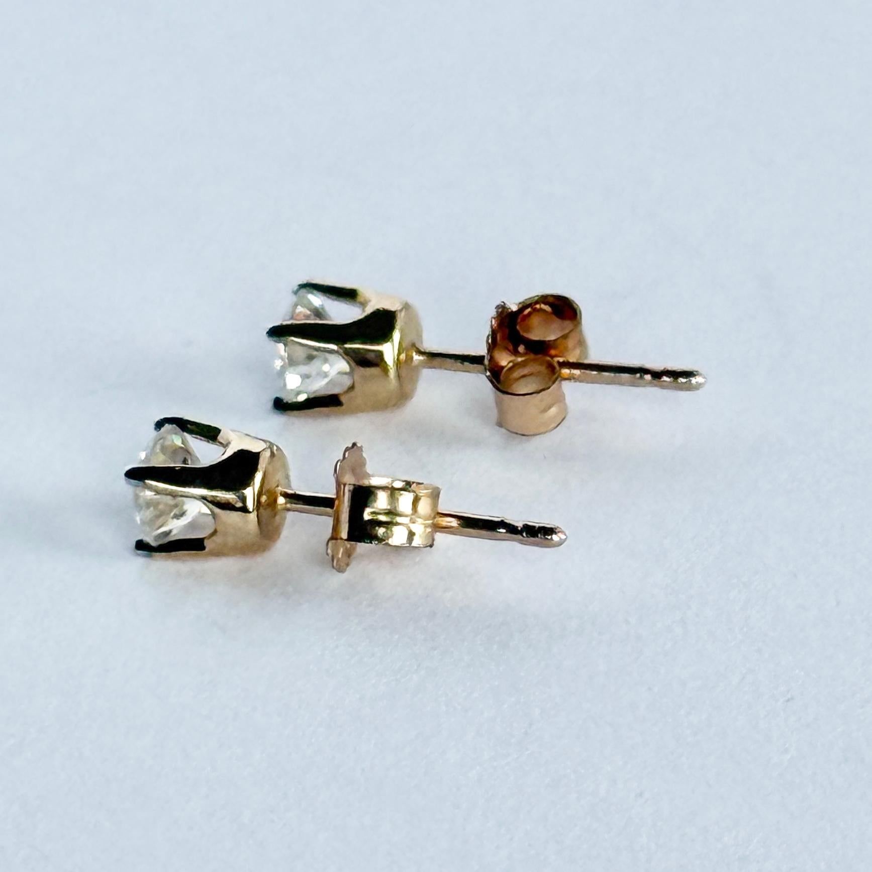 Taille brillant Boucles d'oreilles en or 9 carats et diamants en vente