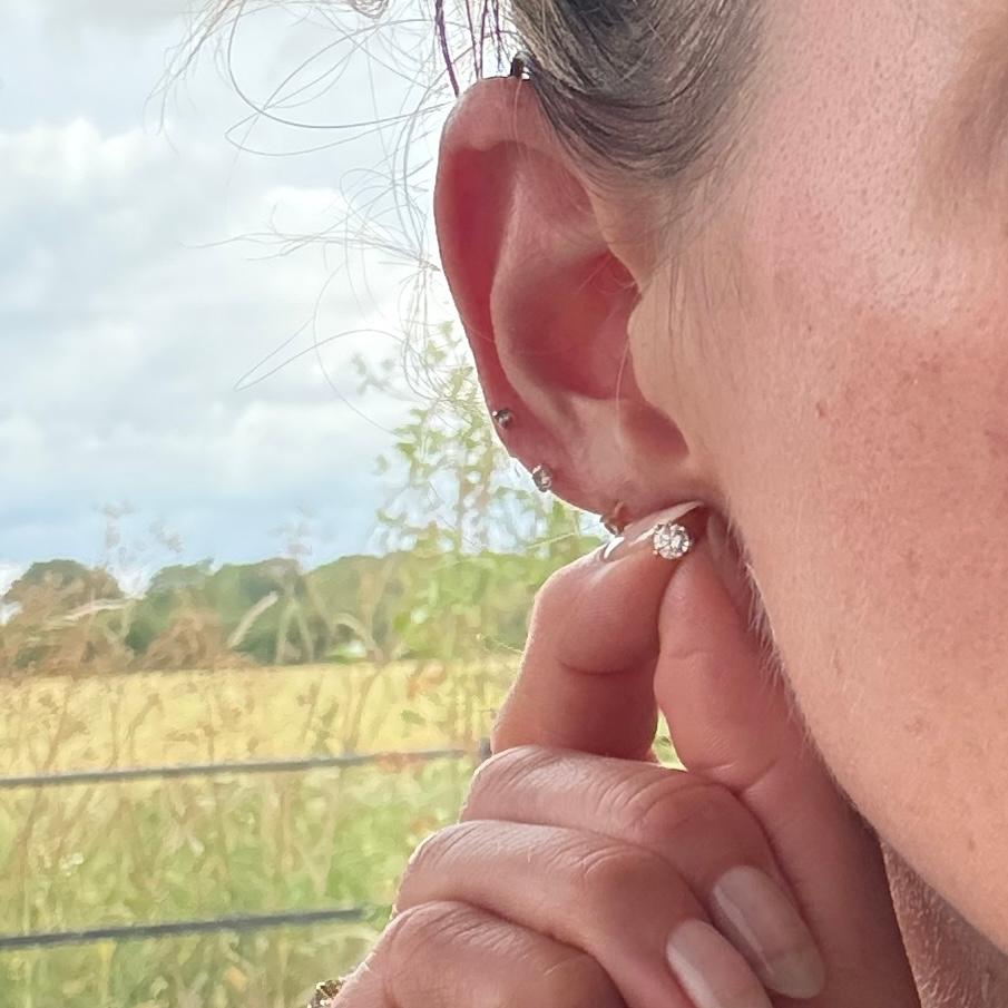 Boucles d'oreilles en or 9 carats et diamants en vente 1