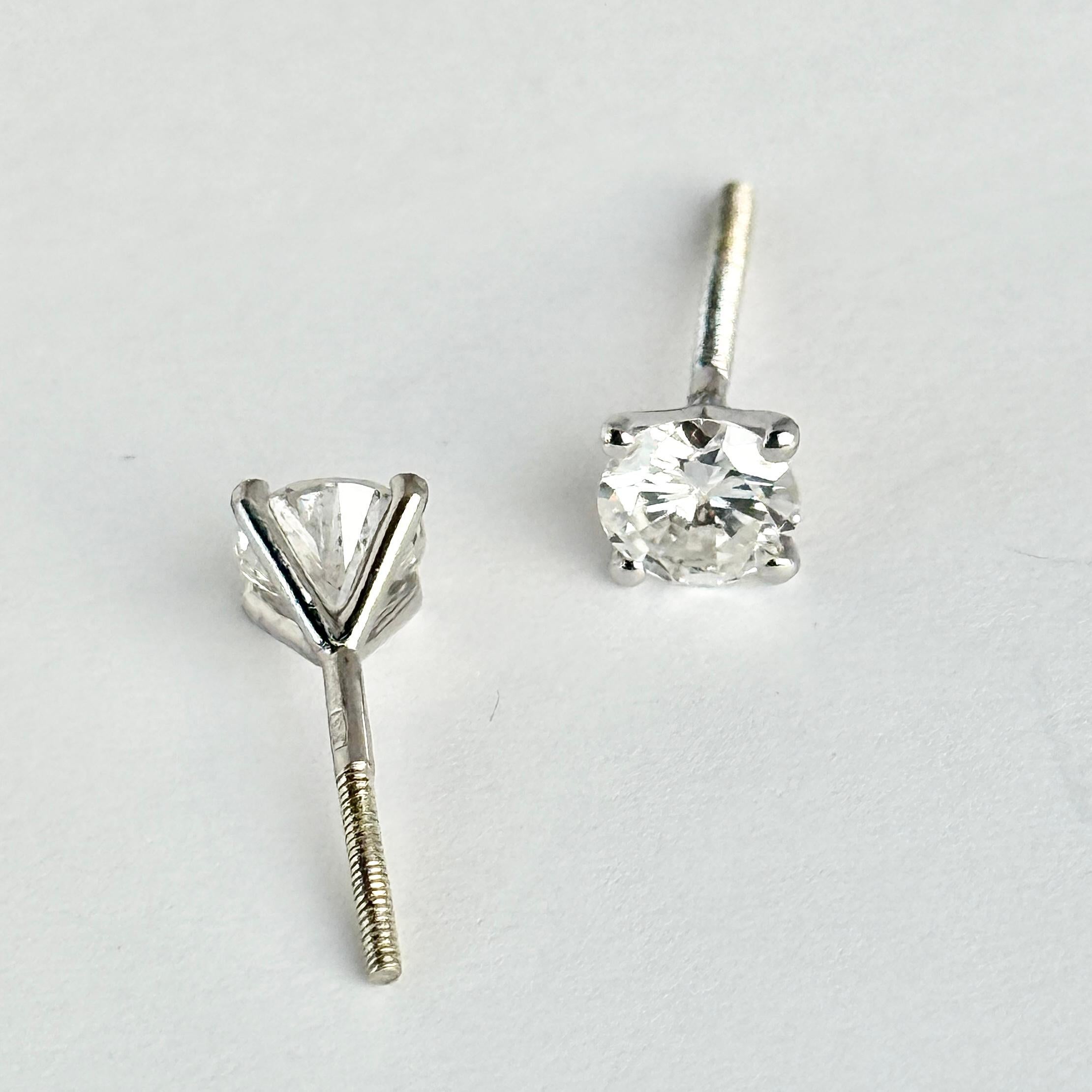 Taglio brillante Orecchini con diamanti e oro bianco da 9 carati in vendita