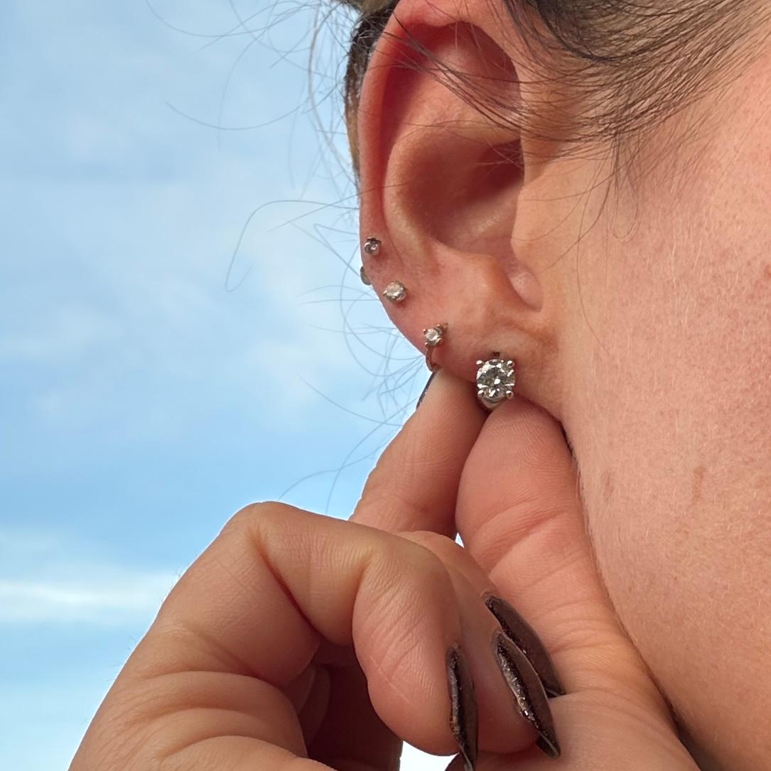 Donna Orecchini con diamanti e oro bianco da 9 carati in vendita