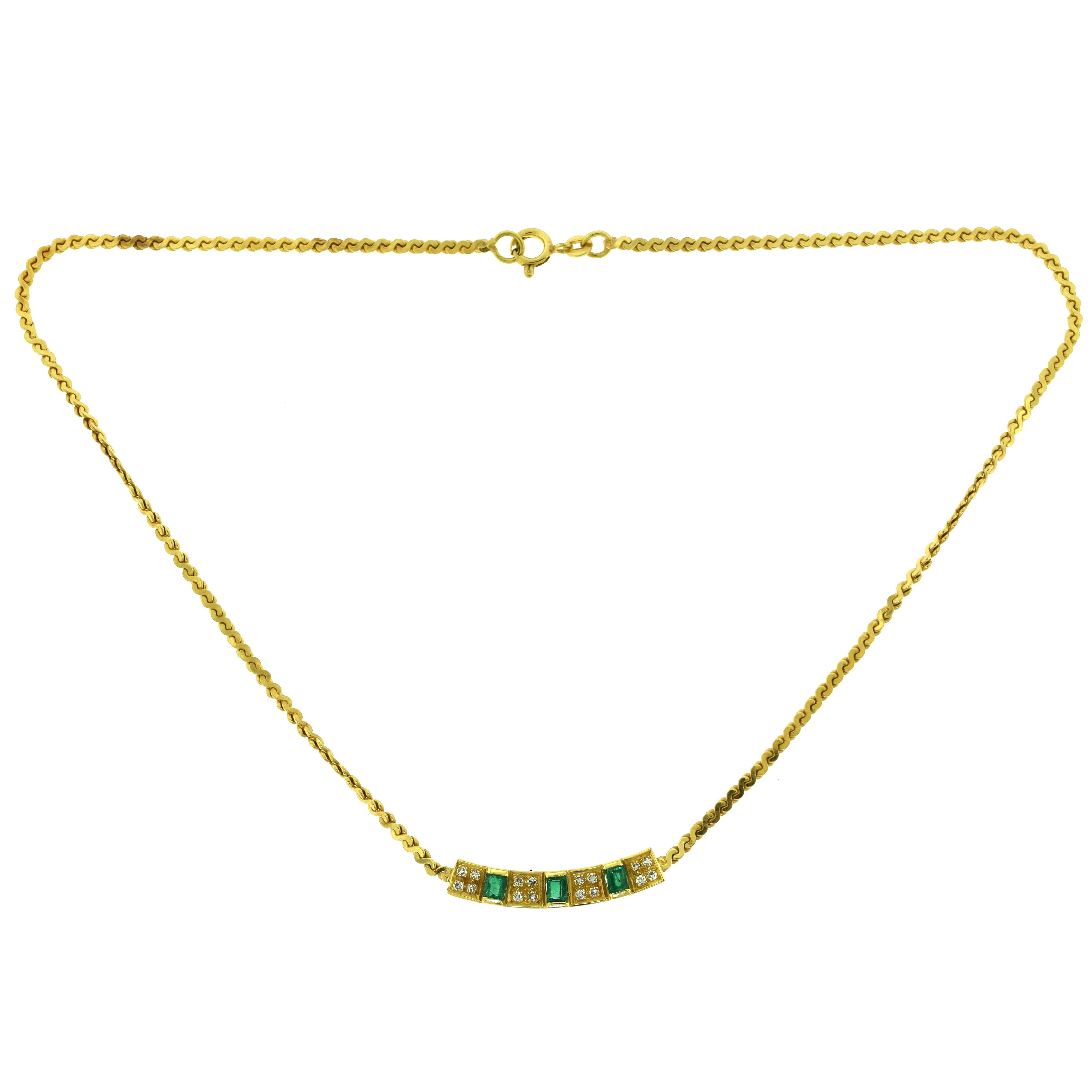 Diamond and Baguette Cut Emerald Bar Yellow Gold Necklace In Good Condition For Sale In Miami, FL