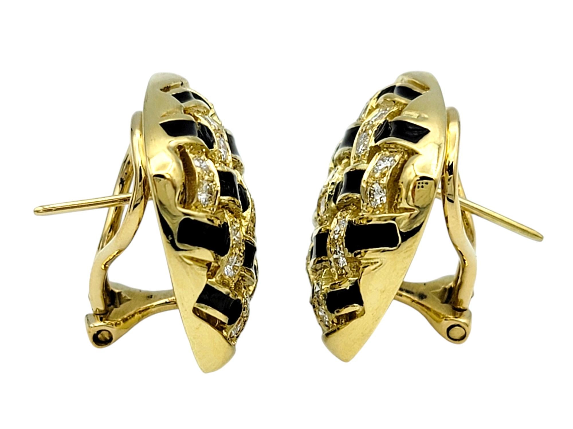 Élevez votre style avec ces exquises boucles d'oreilles oméga, dotées d'un captivant motif en forme de panier en luxueux or 18 carats. Ces boucles d'oreilles conçues par des experts présentent une riche incrustation d'émail noir, offrant un