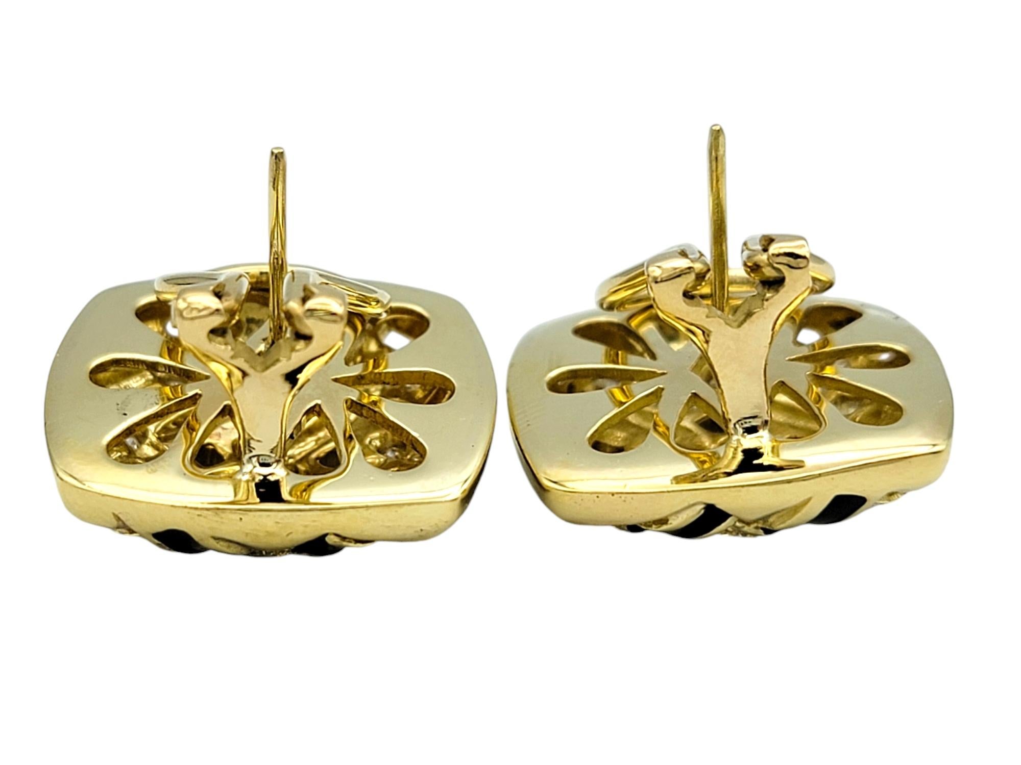 Taille ronde Boucles d'oreilles Omega en or jaune 18 carats, diamants et émail noir en forme de panier en vente