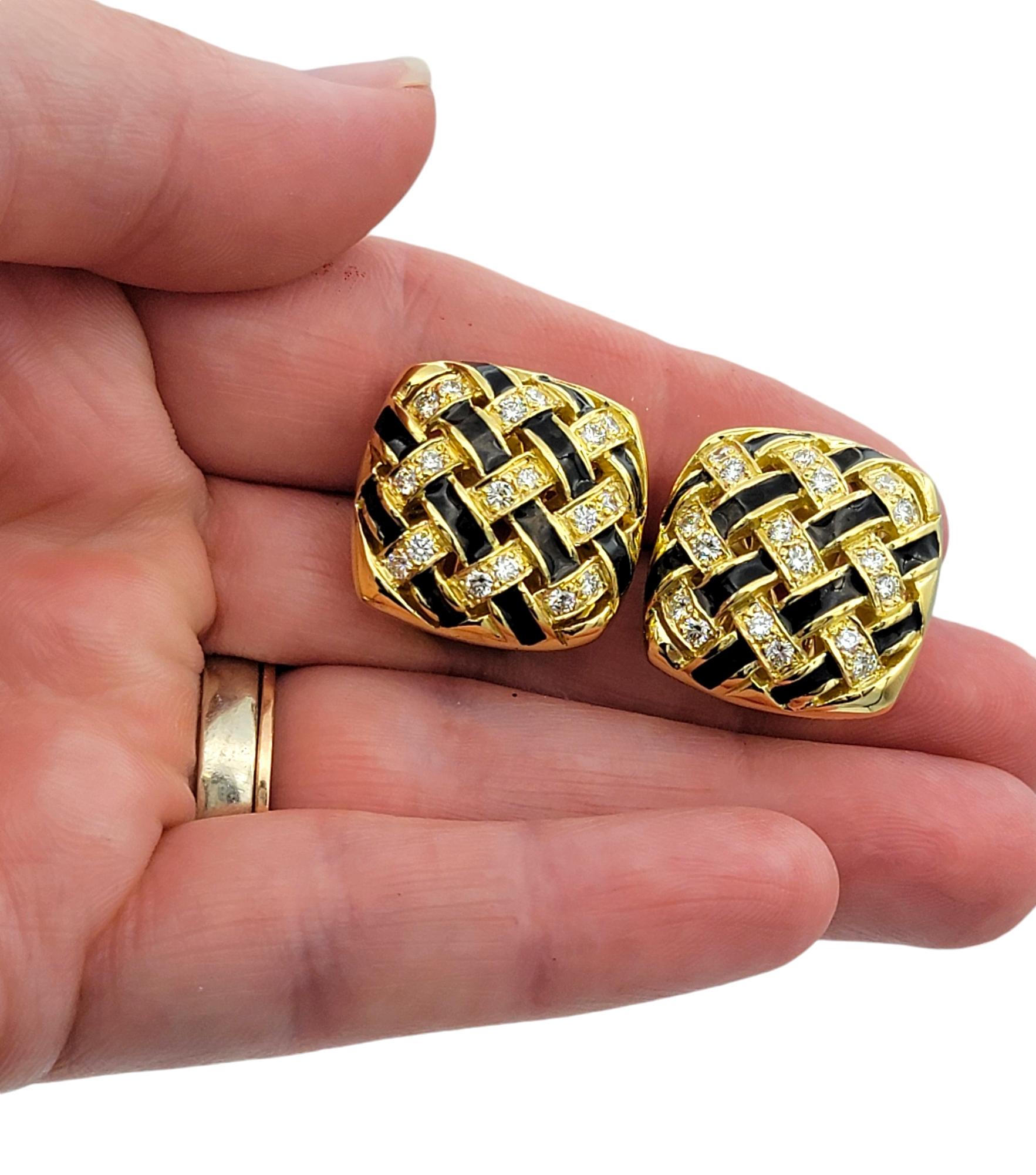 Boucles d'oreilles Omega en or jaune 18 carats, diamants et émail noir en forme de panier en vente 1