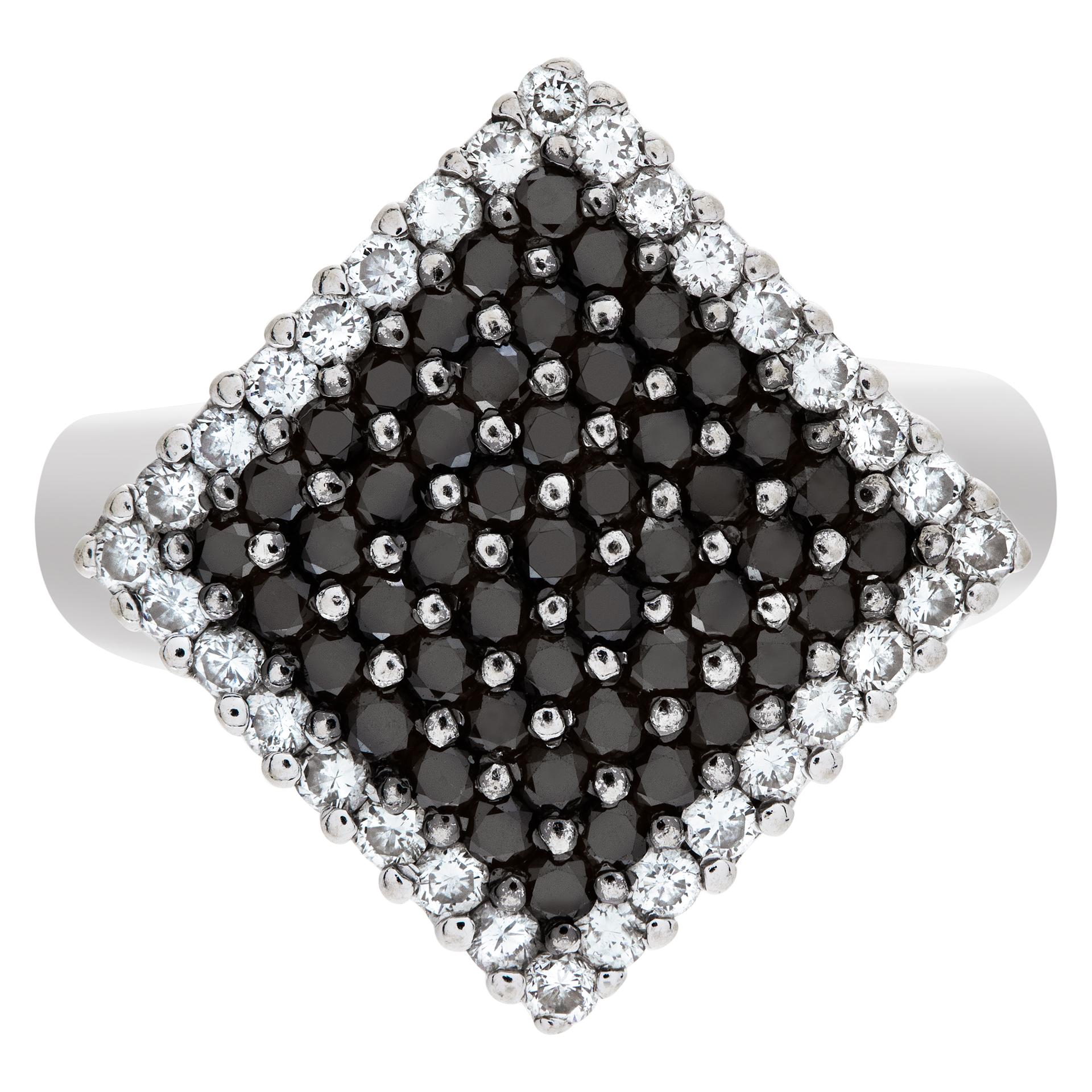 Diamond and black hematite ring in 18k white gold. Size 6.5

This Diamond ring is currently size 6.5 and some items can be sized up or down, please ask! It weighs 5.2 pennyweights and is 18k White Gold.