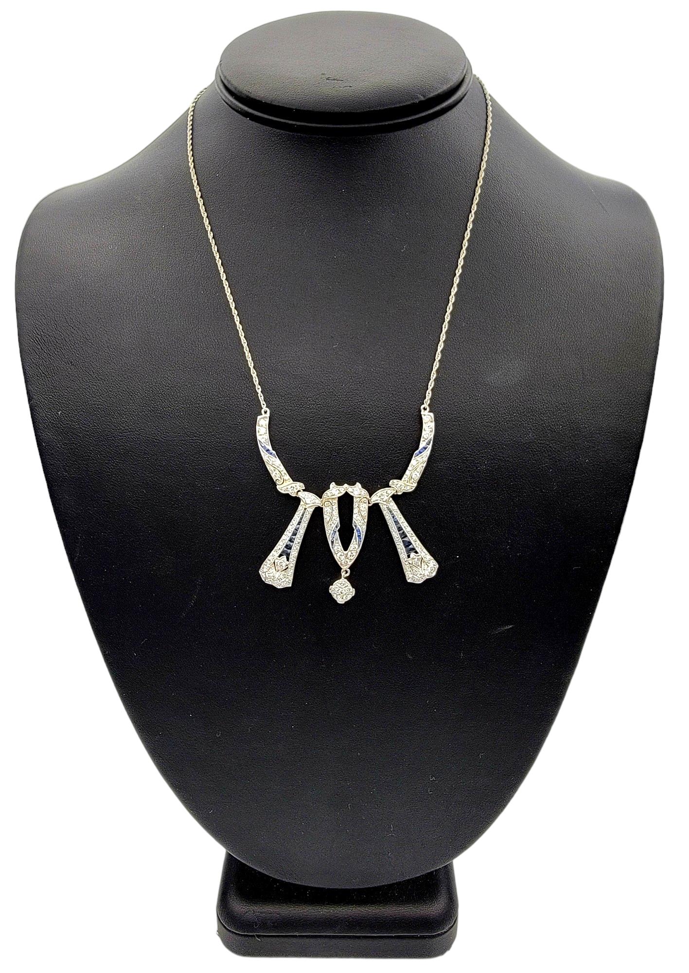 Collier Art Déco en or blanc 14 carats avec diamants et saphirs bleus et milgrain en vente 2