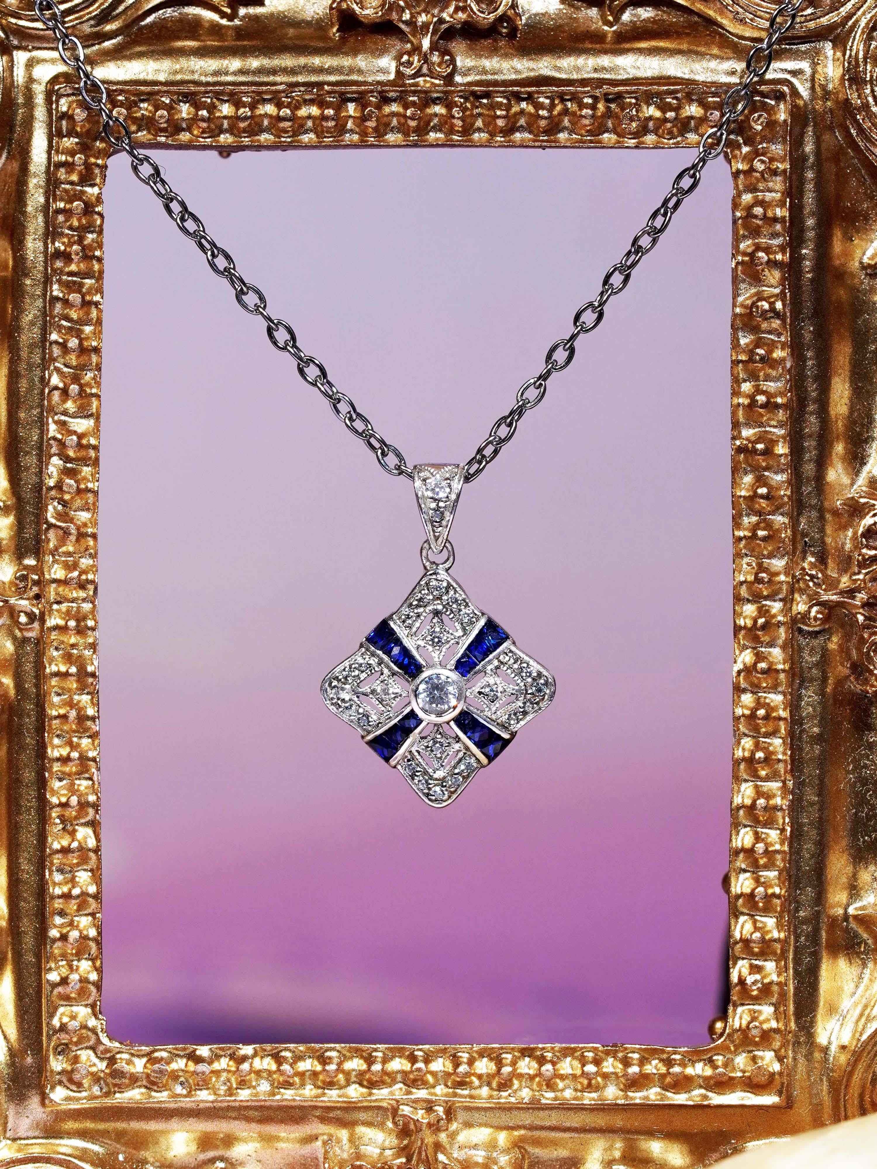 Art déco Pendentif en or blanc 14K avec diamant et saphir bleu de style Art Déco en vente