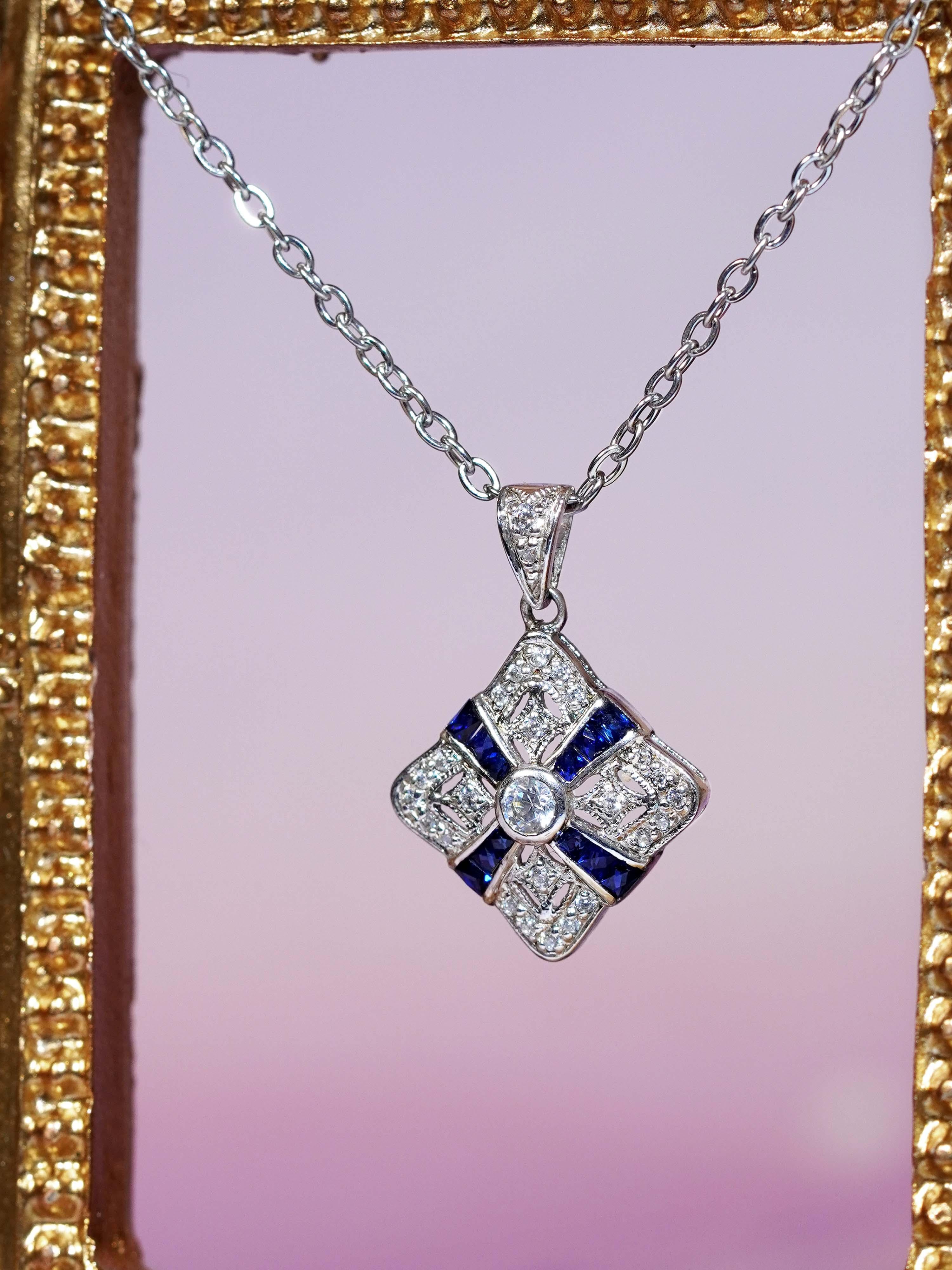 Taille ronde Pendentif en or blanc 14K avec diamant et saphir bleu de style Art Déco en vente