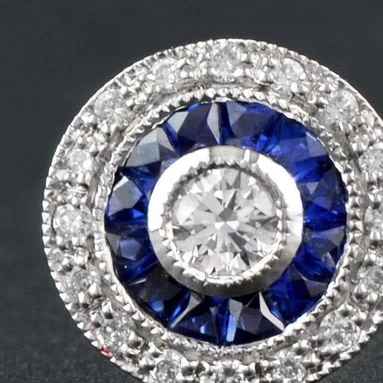 Orecchini Target con diamanti e zaffiri blu in stile Art Déco in oro bianco 18 carati in vendita 1