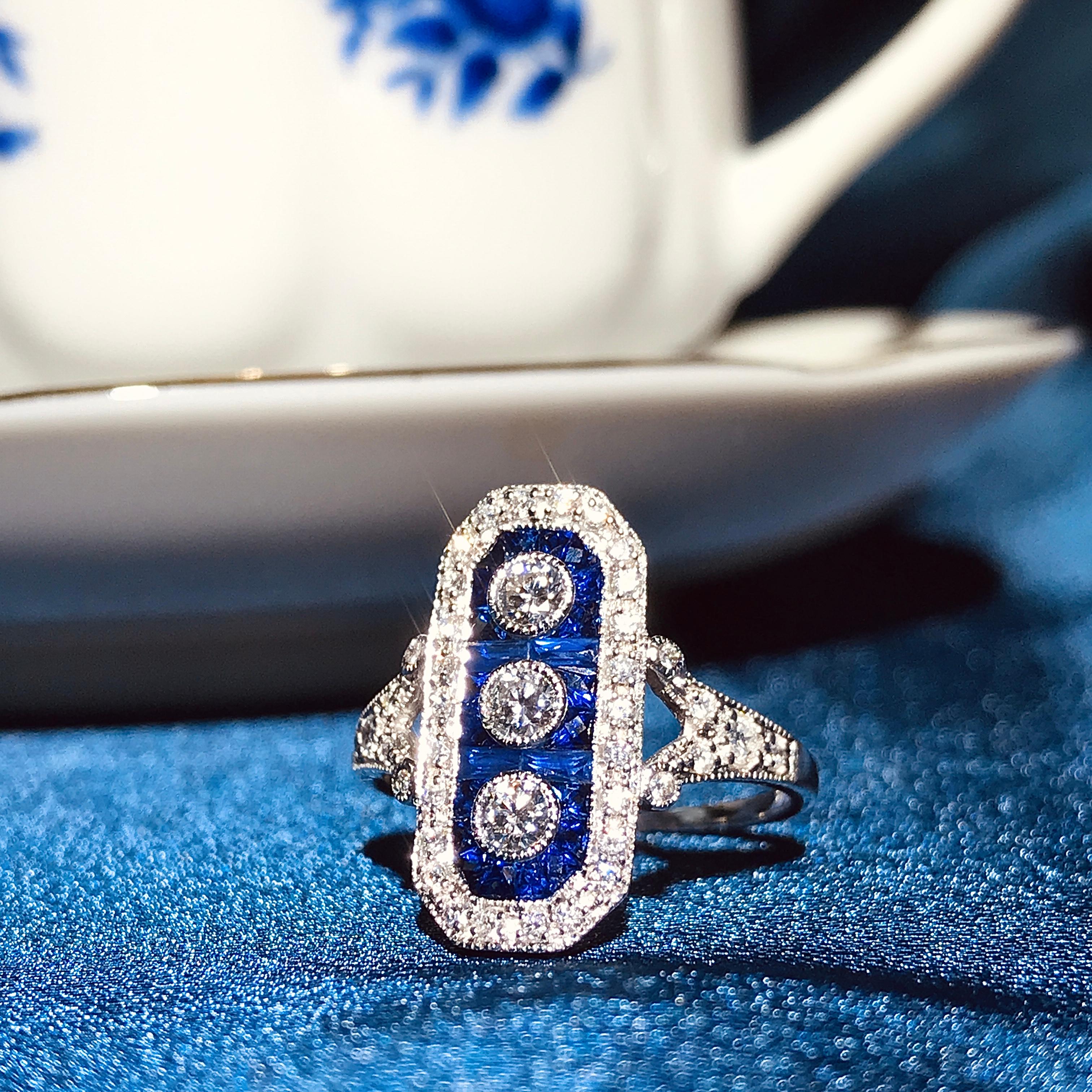 Bague à trois pierres de style Art déco en or blanc 18 carats avec diamants et saphirs bleus Neuf - En vente à Bangkok, TH