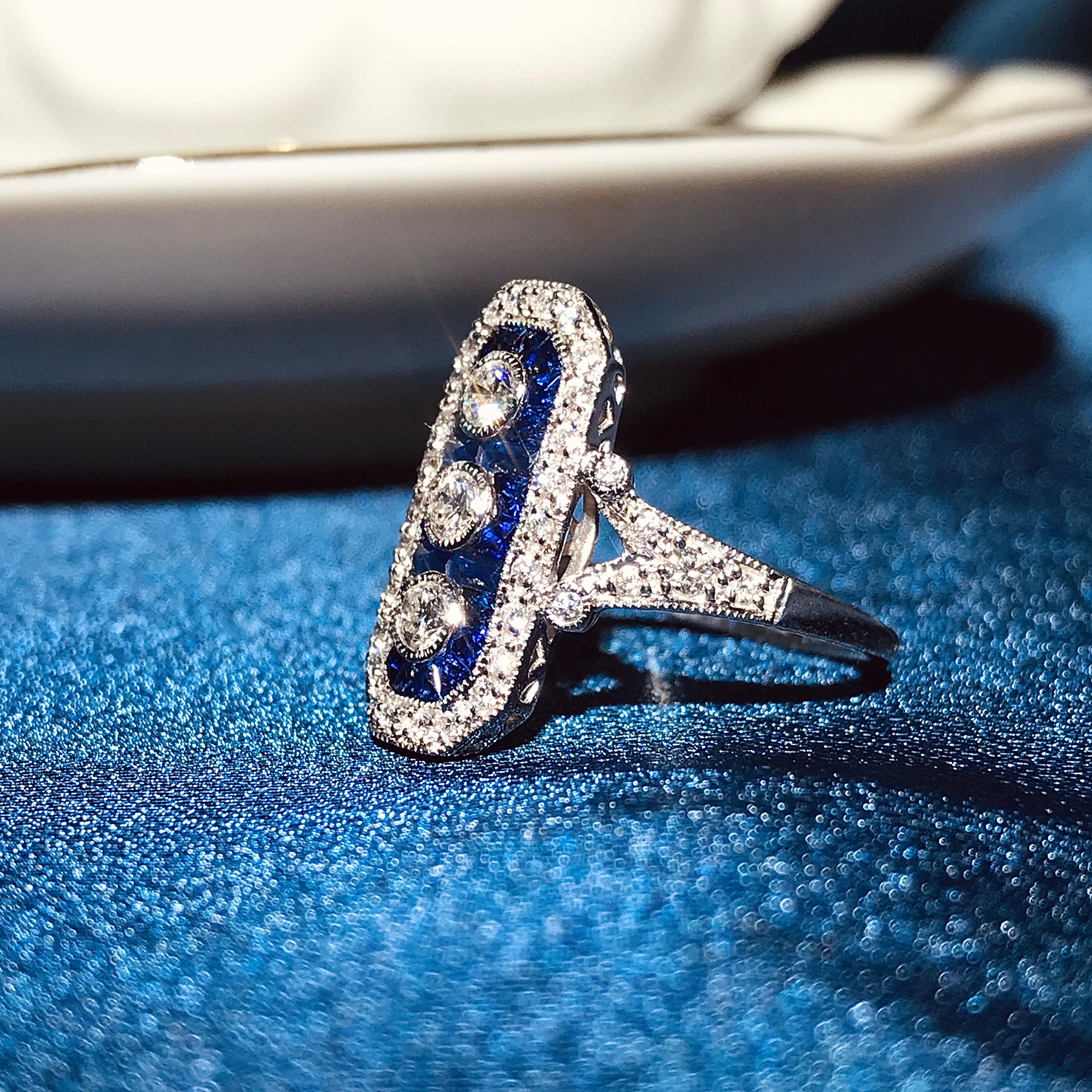 Bague à trois pierres de style Art déco en or blanc 18 carats avec diamants et saphirs bleus Pour femmes en vente