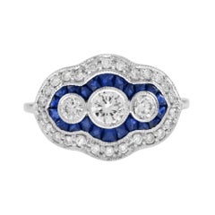 Anillo de diamantes y zafiros azules de tres piedras estilo Art Déco en oro blanco de 18 quilates