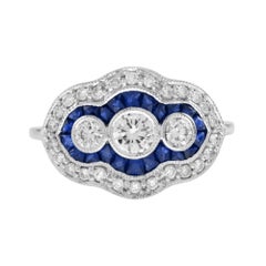 Diamant- und blauer Saphirring mit drei Steinen im Art-Déco-Stil aus 18 Karat Weißgold