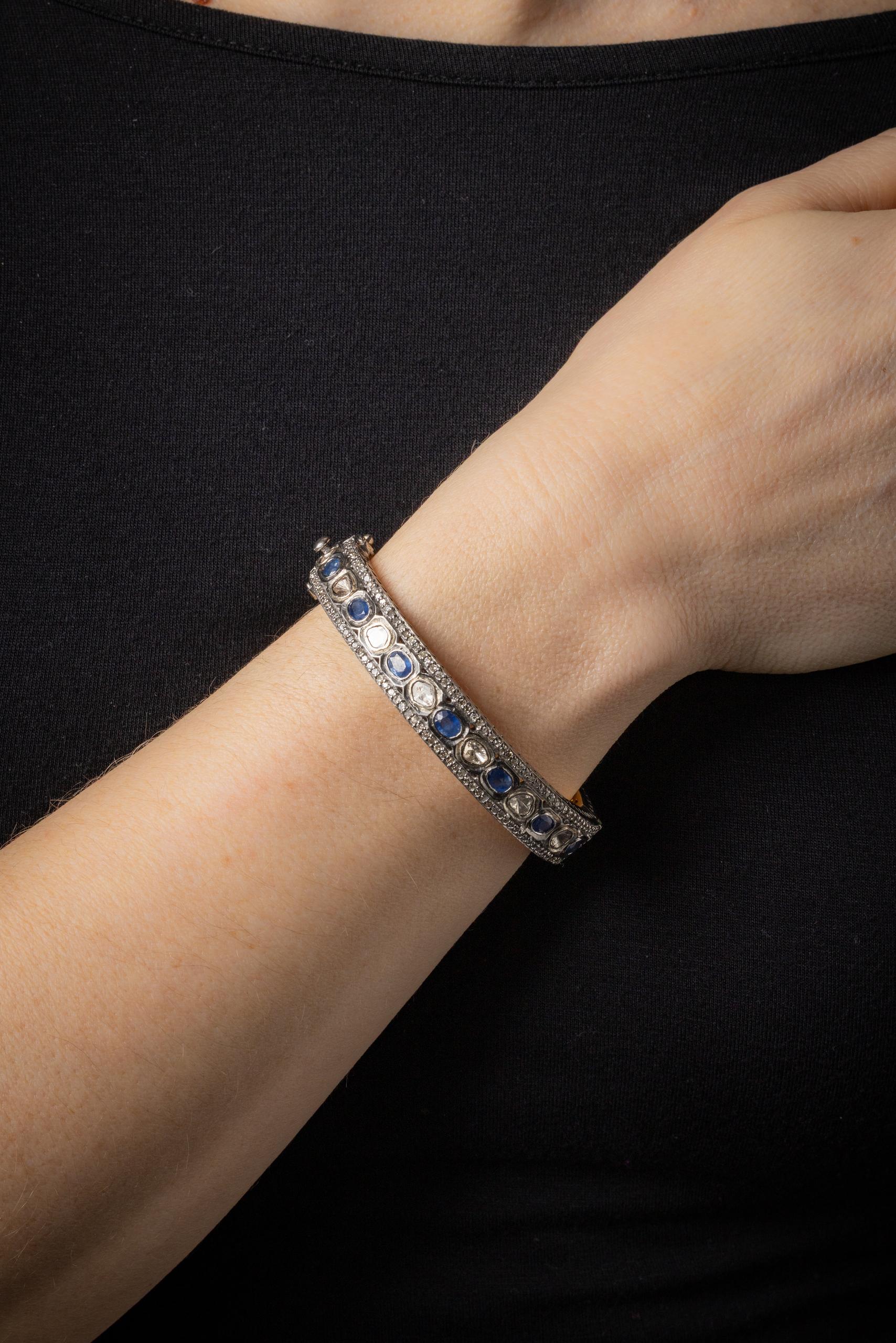 Diamant und blauer Saphir Armreif mit Schließe (Ovalschliff) im Angebot