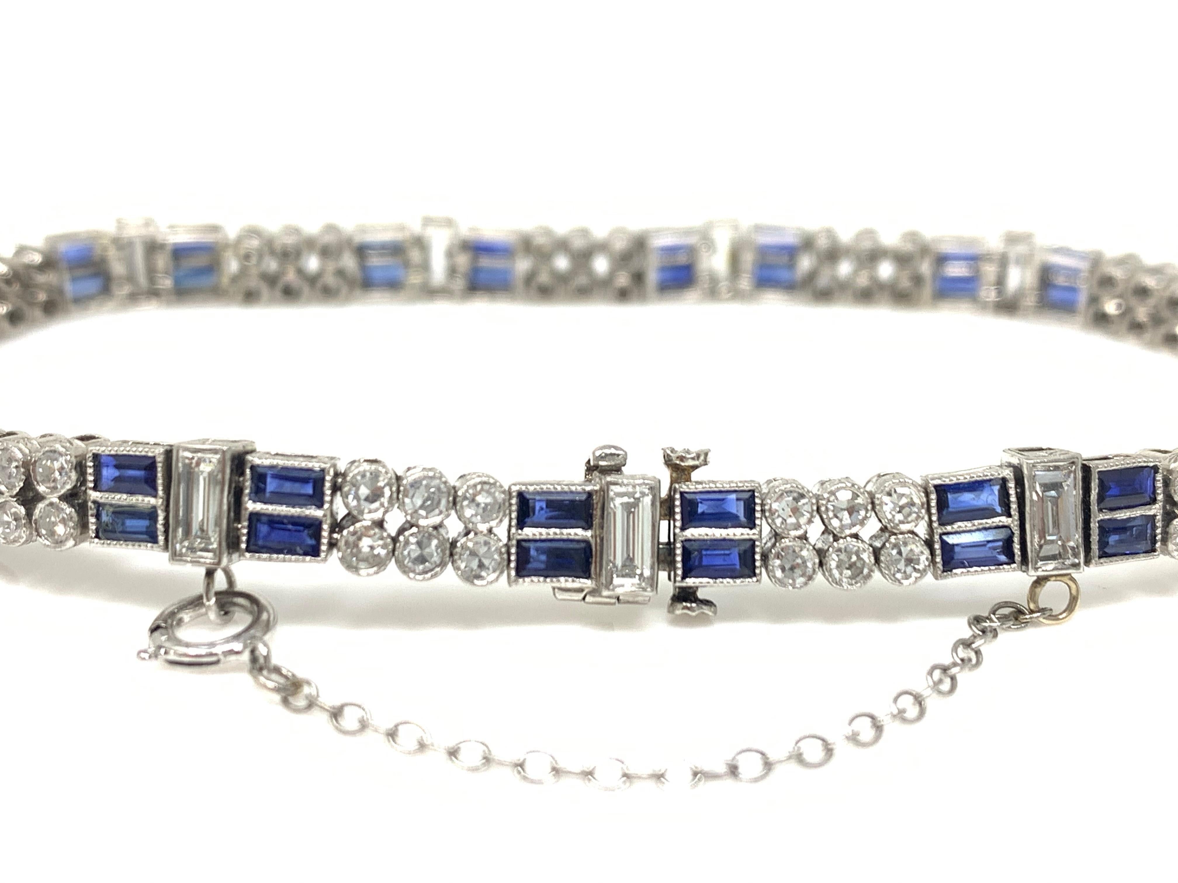 Armband aus Platin mit Diamanten und blauen Saphiren (Baguetteschliff) im Angebot