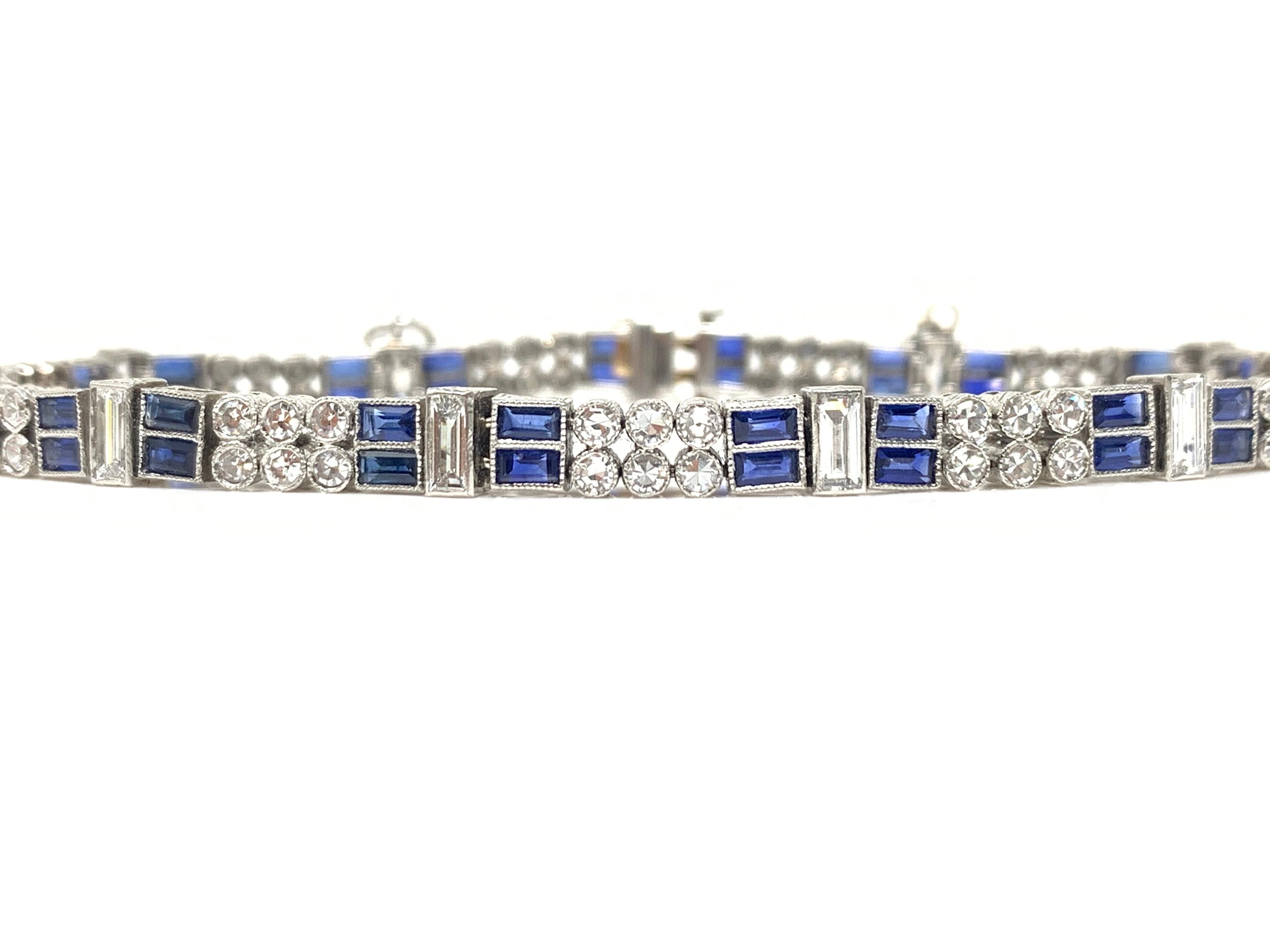 Armband aus Platin mit Diamanten und blauen Saphiren im Zustand „Hervorragend“ im Angebot in New York, NY