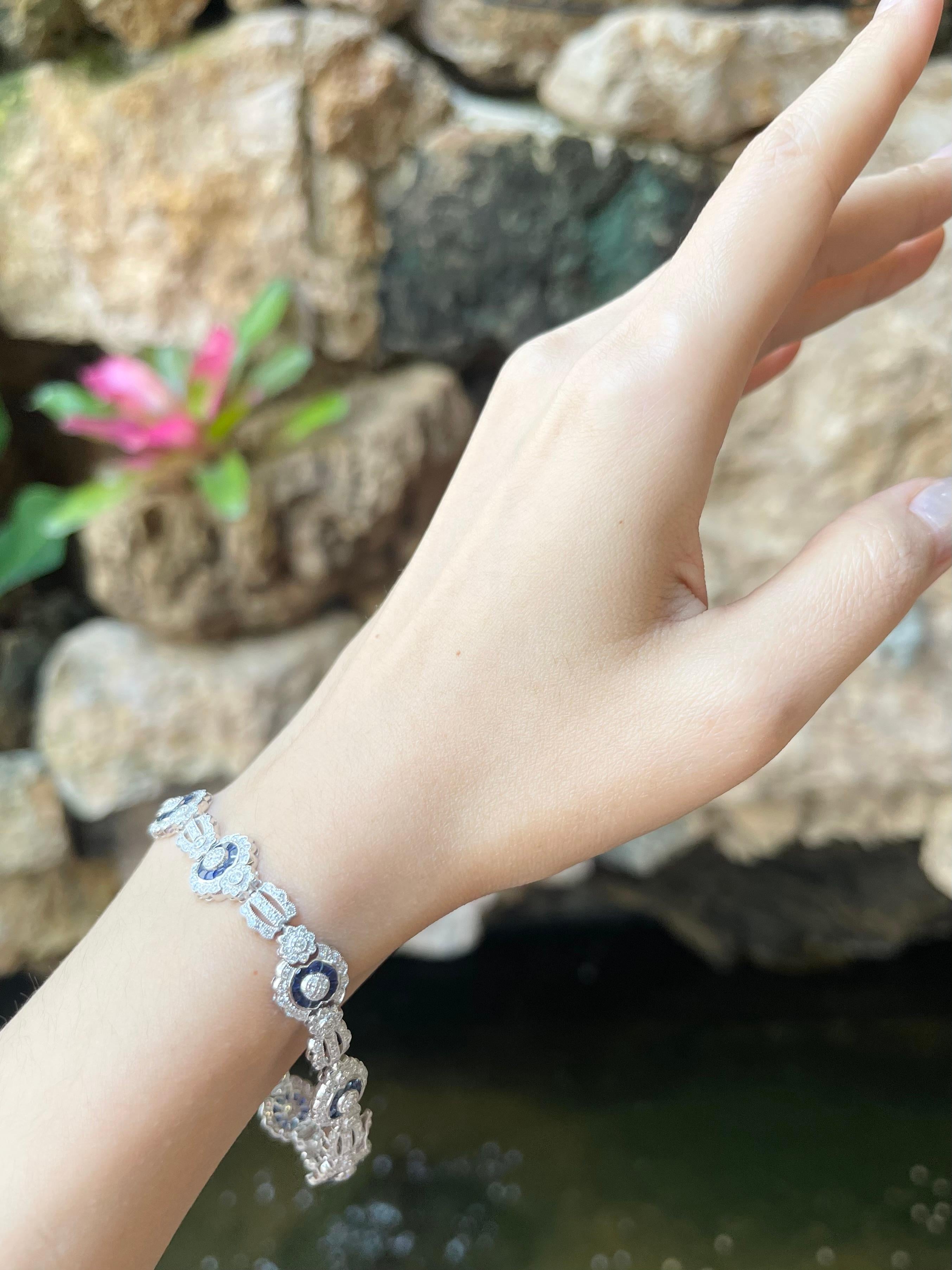 Diamond and Blue Sapphire Bracelet set in 18K White Gold Settings In New Condition For Sale In Bangkok, TH