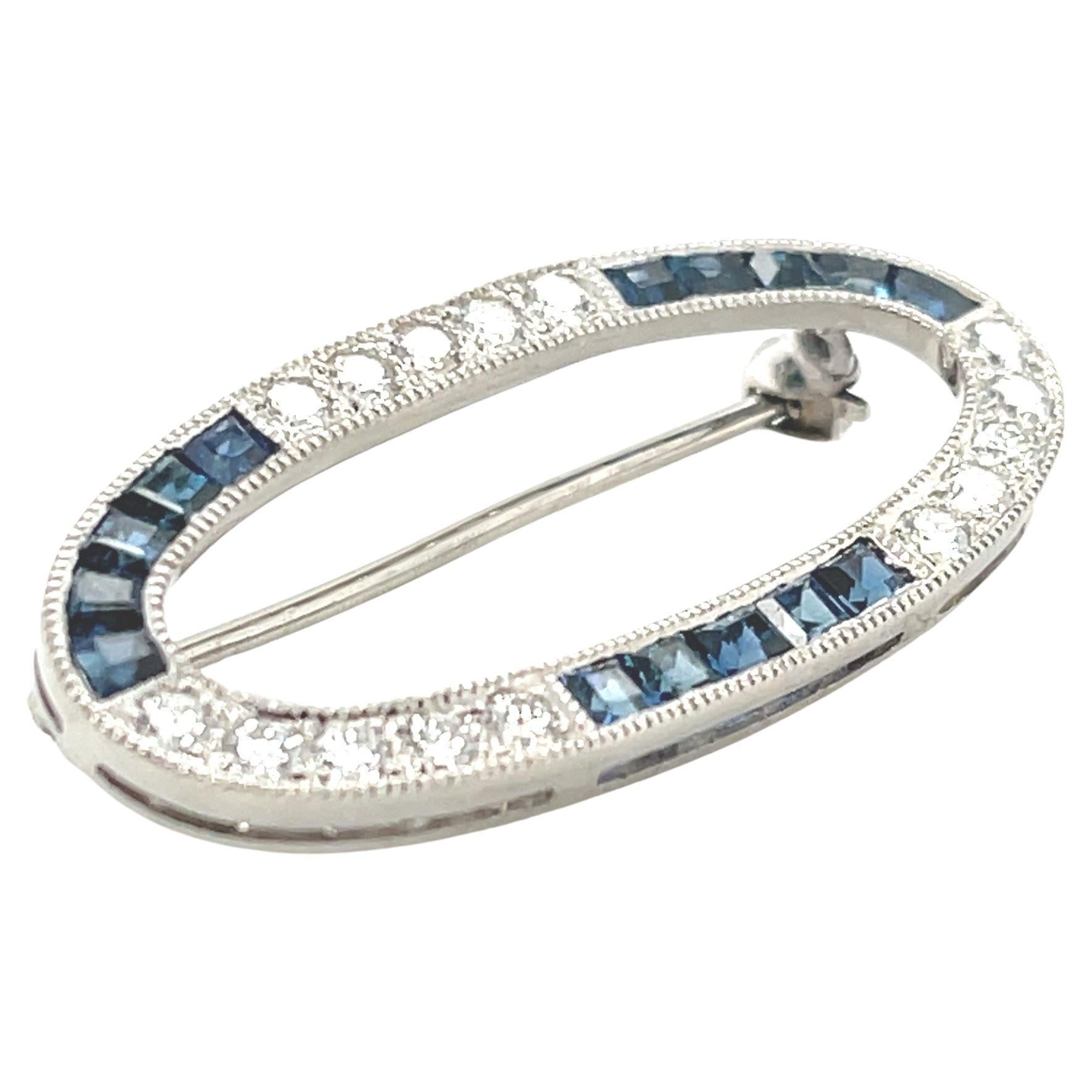 Broche en platine avec diamant et saphir bleu .90 Carats Total Style Art Déco