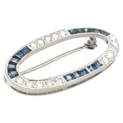 Broche en platine avec diamant et saphir bleu .90 Carats Total Style Art Déco