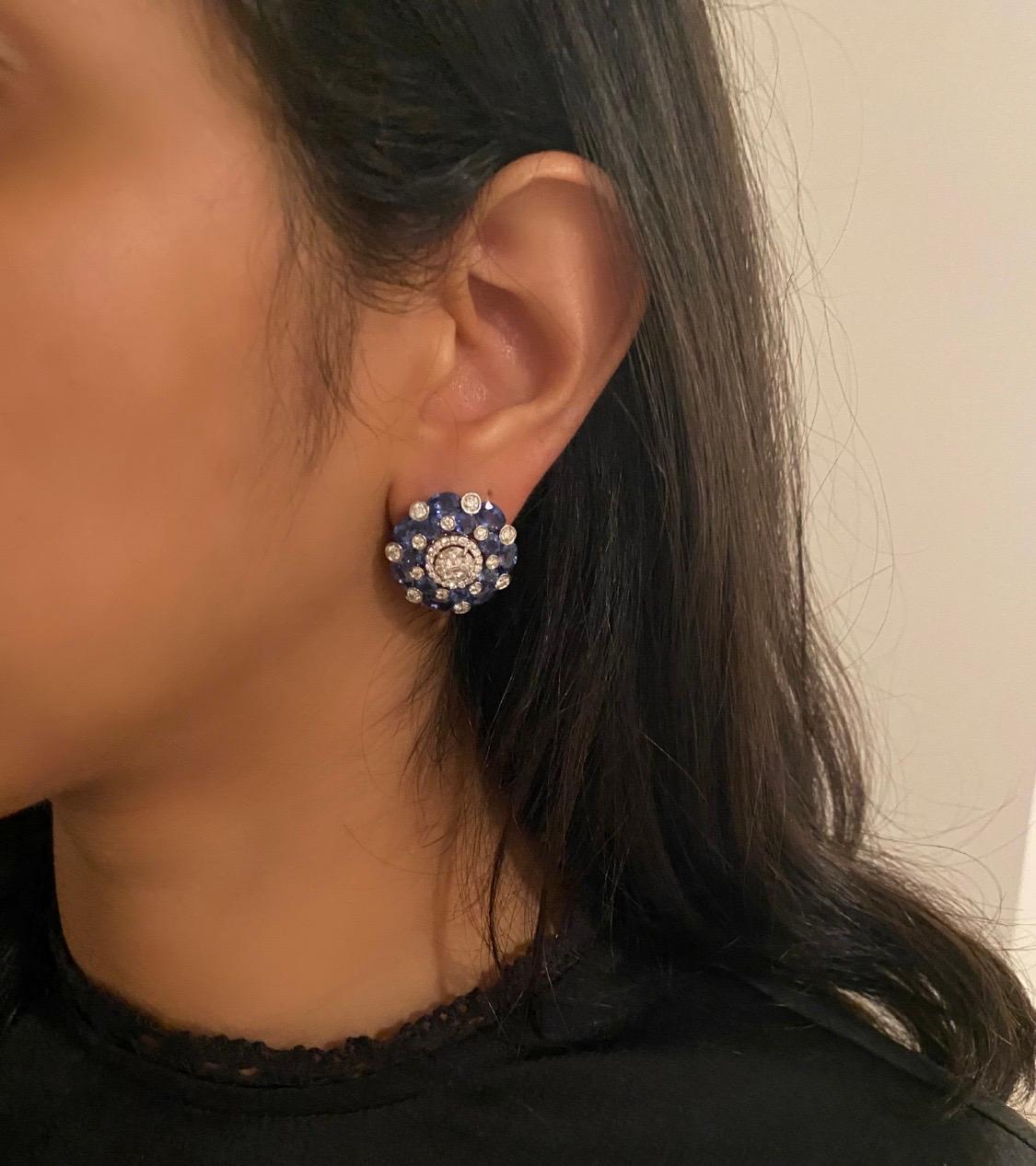 Taille brillant Boucles d'oreilles grappe de diamants et saphirs bleus en vente