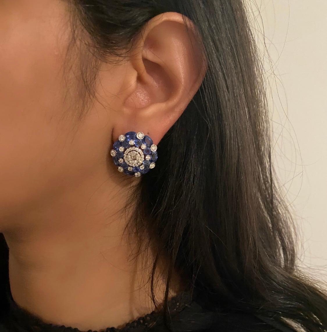 Boucles d'oreilles grappe de diamants et saphirs bleus Neuf - En vente à New York, NY