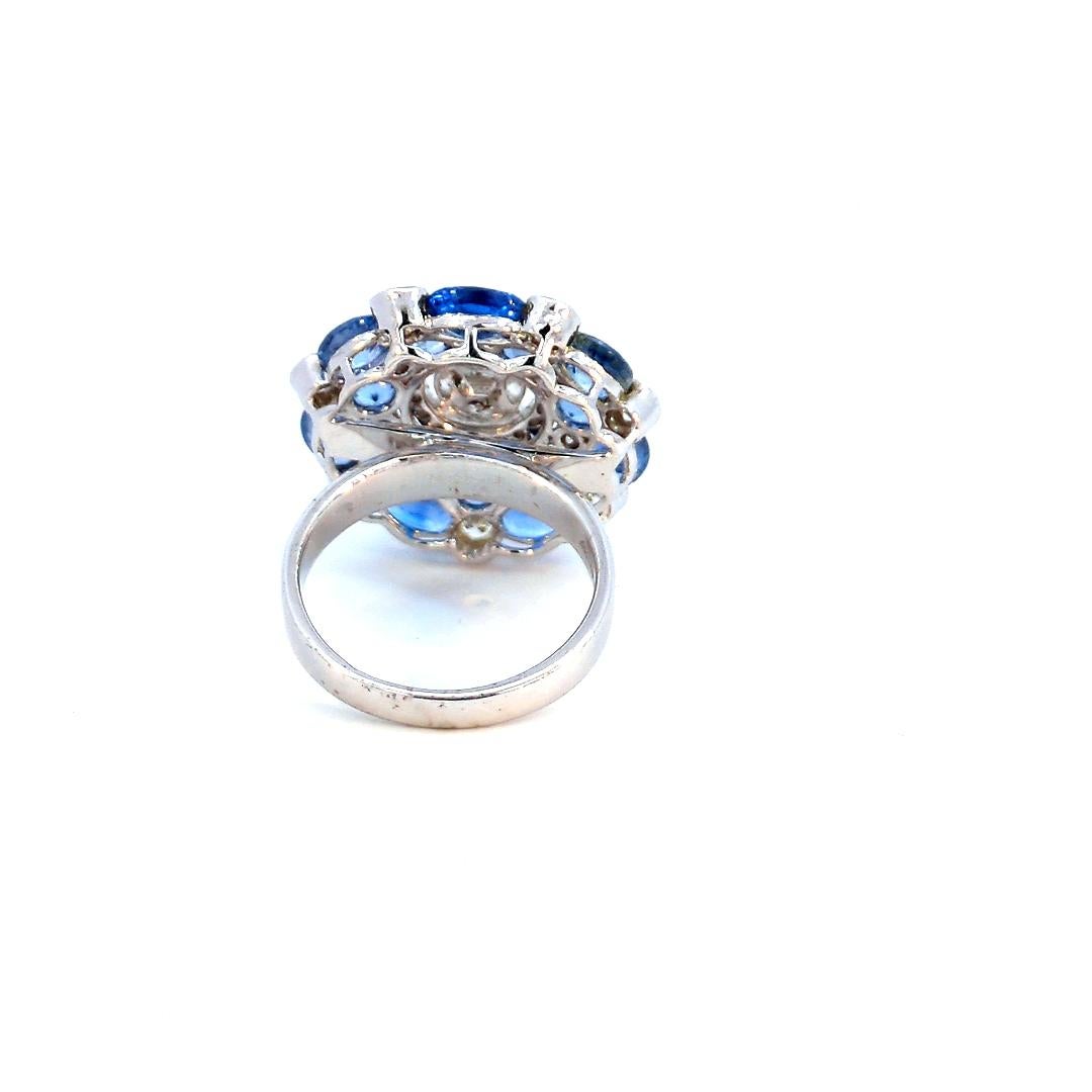 Boucles d'oreilles grappe de diamants et saphirs bleus Unisexe en vente