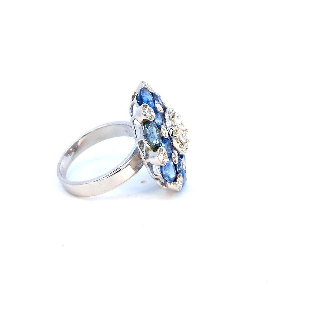 Boucles d'oreilles grappe de diamants et saphirs bleus en vente 3