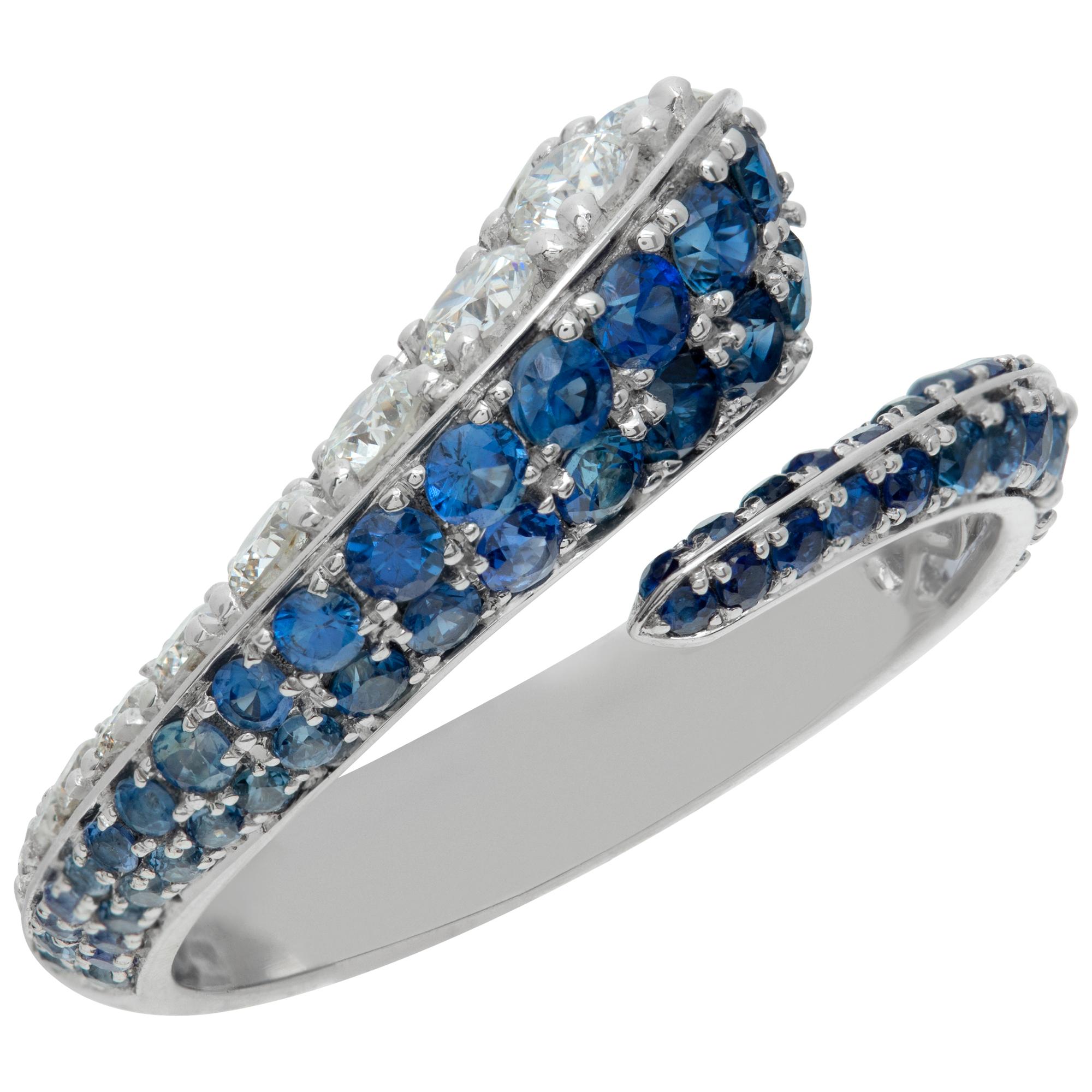 Diamond and blue sapphire crossover ring in white gold. In Excellent Condition For Sale In Surfside, FL