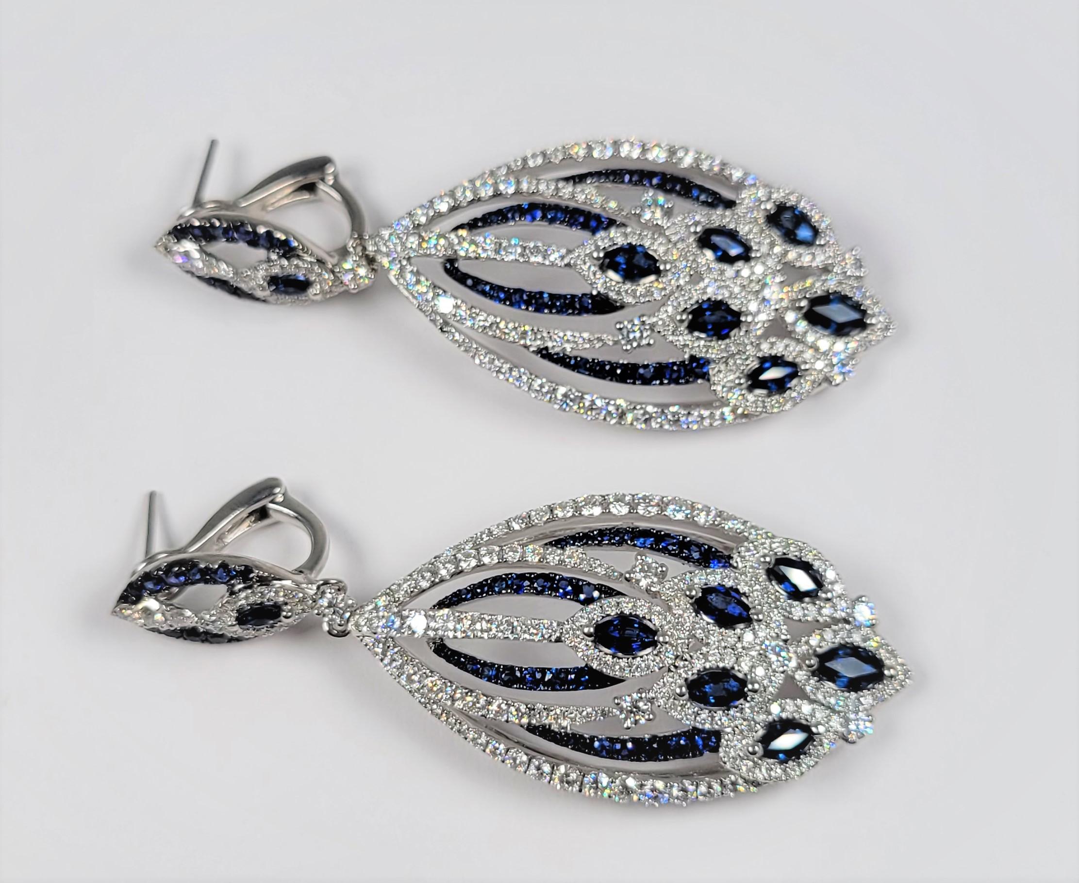 Moderne Boucles d'oreilles en or blanc 18 carats avec diamants et saphirs bleus en vente