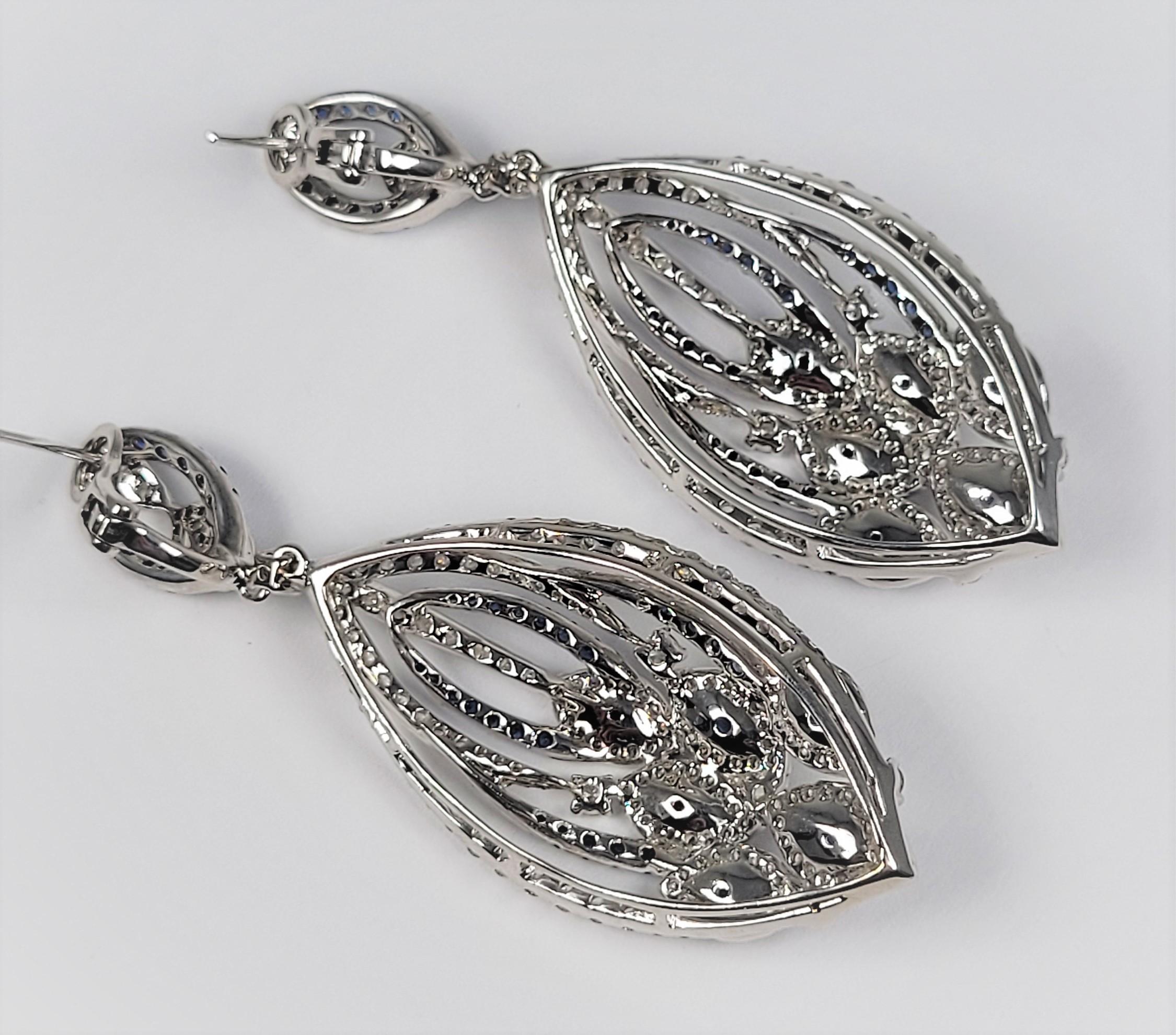 Taille ronde Boucles d'oreilles en or blanc 18 carats avec diamants et saphirs bleus en vente