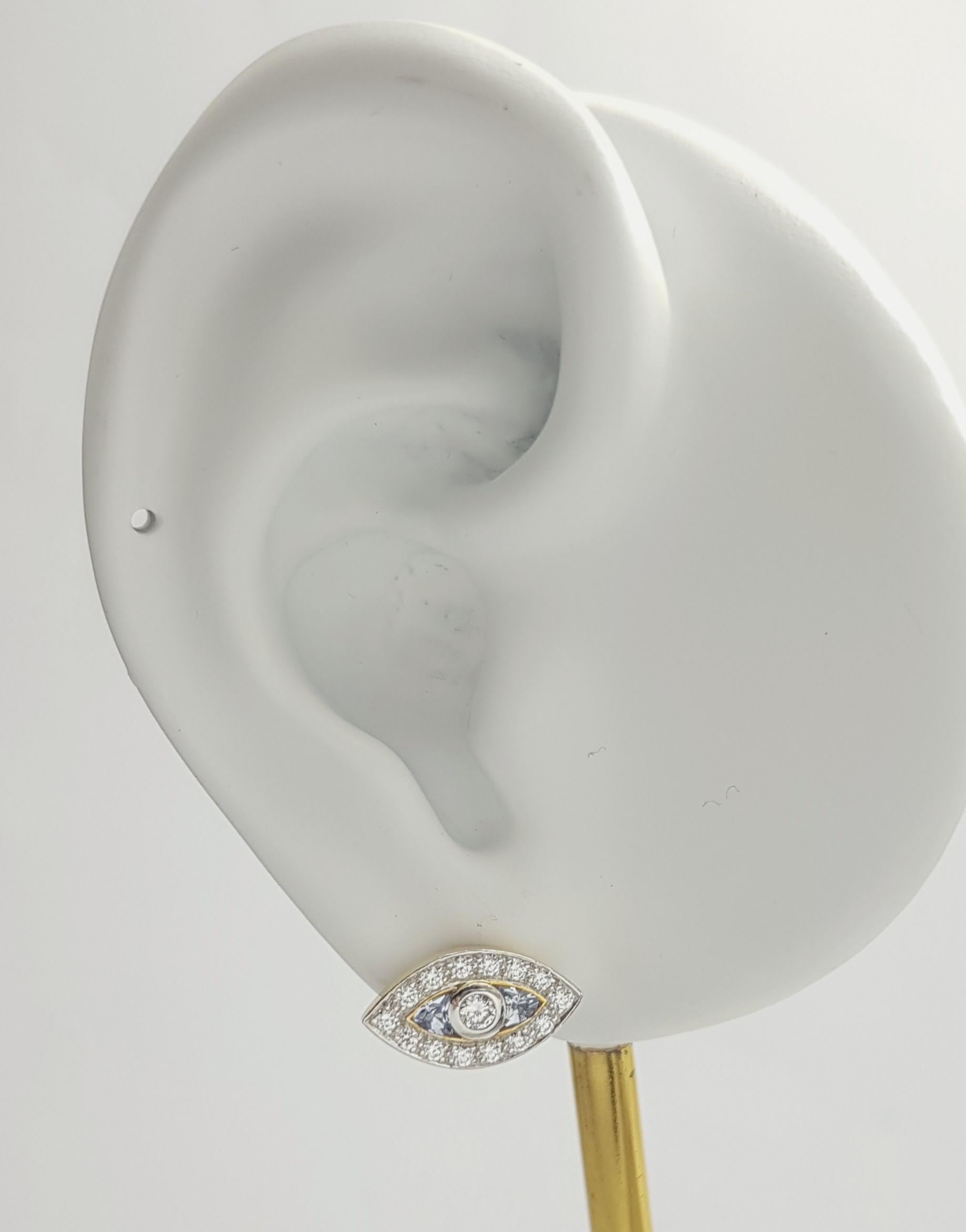 Boucles d'oreilles en diamant 0,43 carat et saphir bleu 0,89 carat montées sur or 18 carats

Largeur : 1.4 cm 
Longueur : 0,7 cm
Poids total : 4.02 grammes

