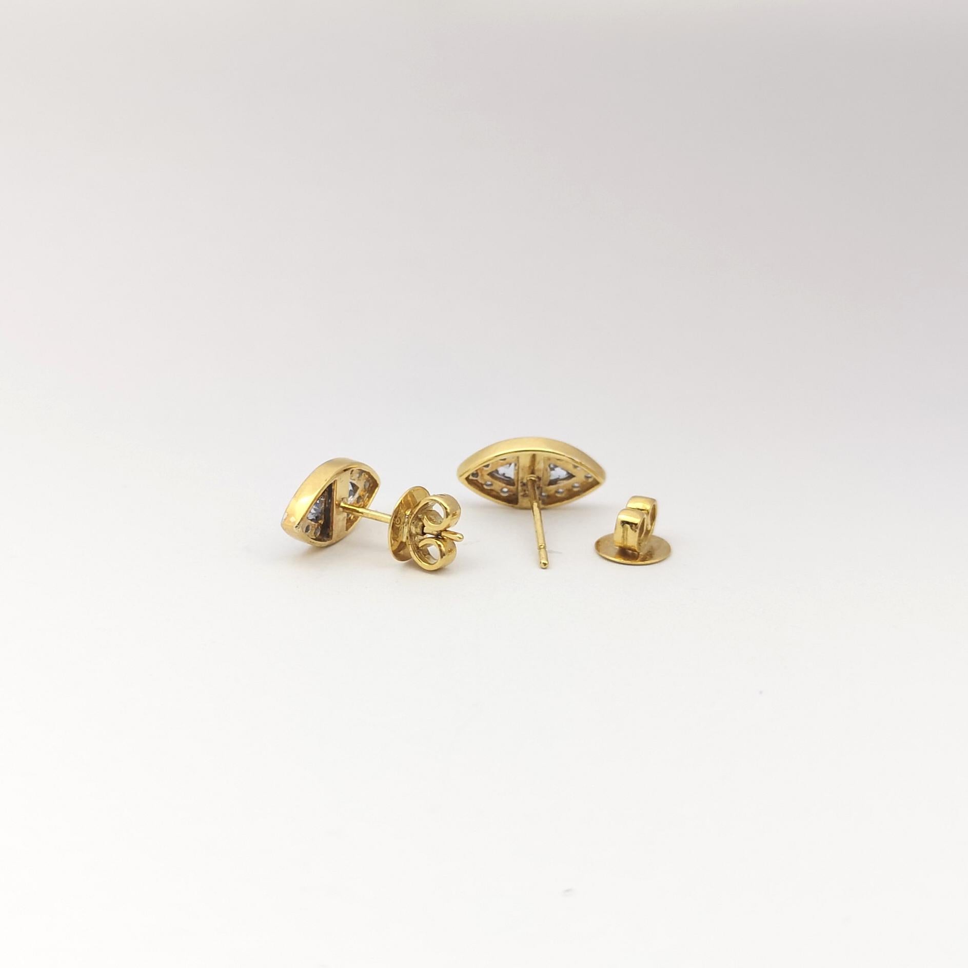 Boucles d'oreilles diamant et saphir bleu en or 18 carats en vente 1