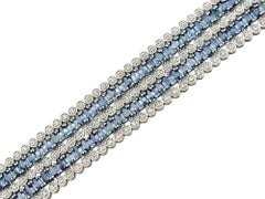 Mehrreihiges Manschettenarmband mit Diamanten und blauem Saphir aus 14 Karat Weißgold