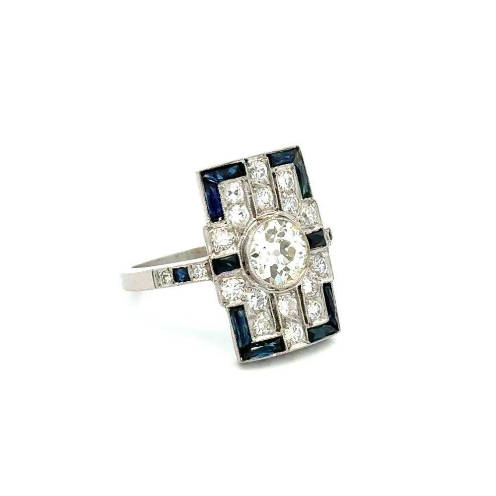 Tout simplement magnifique ! Bague classique et finement détaillée en platine avec diamants et saphirs de l'OEC Vintage. Au centre, un diamant de 0.90 carat de taille européenne ancienne, serti à la main. Il est artistiquement entouré de 2,56