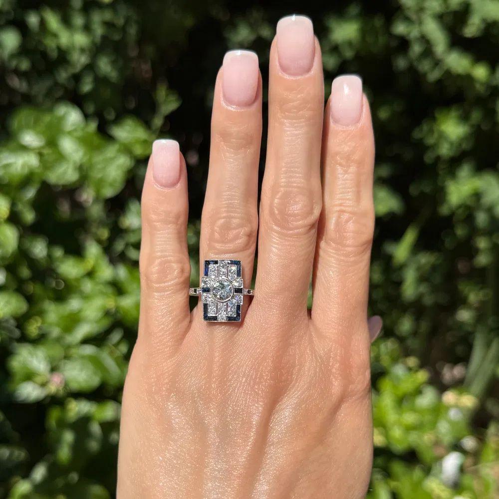 Moderniste Bague de cocktail vintage à bouclier en platine avec diamant et saphir bleu en vente