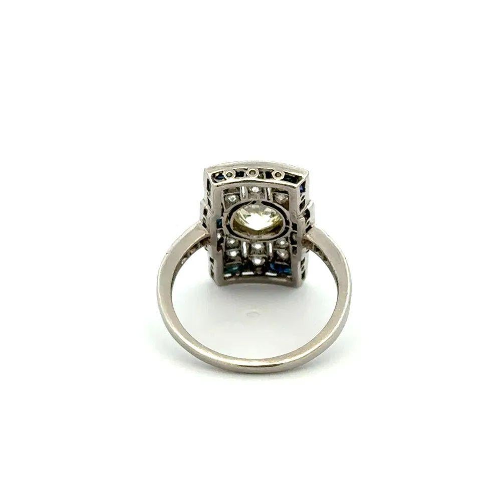 Bague de cocktail vintage à bouclier en platine avec diamant et saphir bleu Excellent état - En vente à Montreal, QC