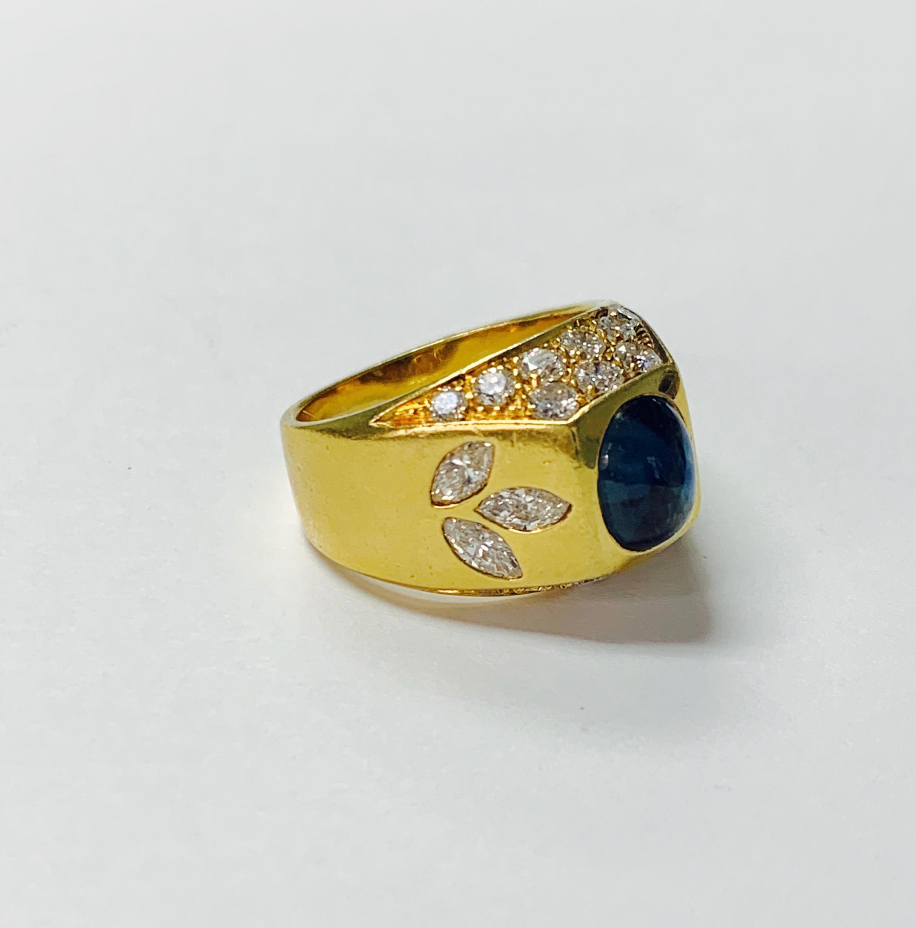 Contemporary Diamond and Blue Sapphire Ring in 18 K Yellow Gold For Sale