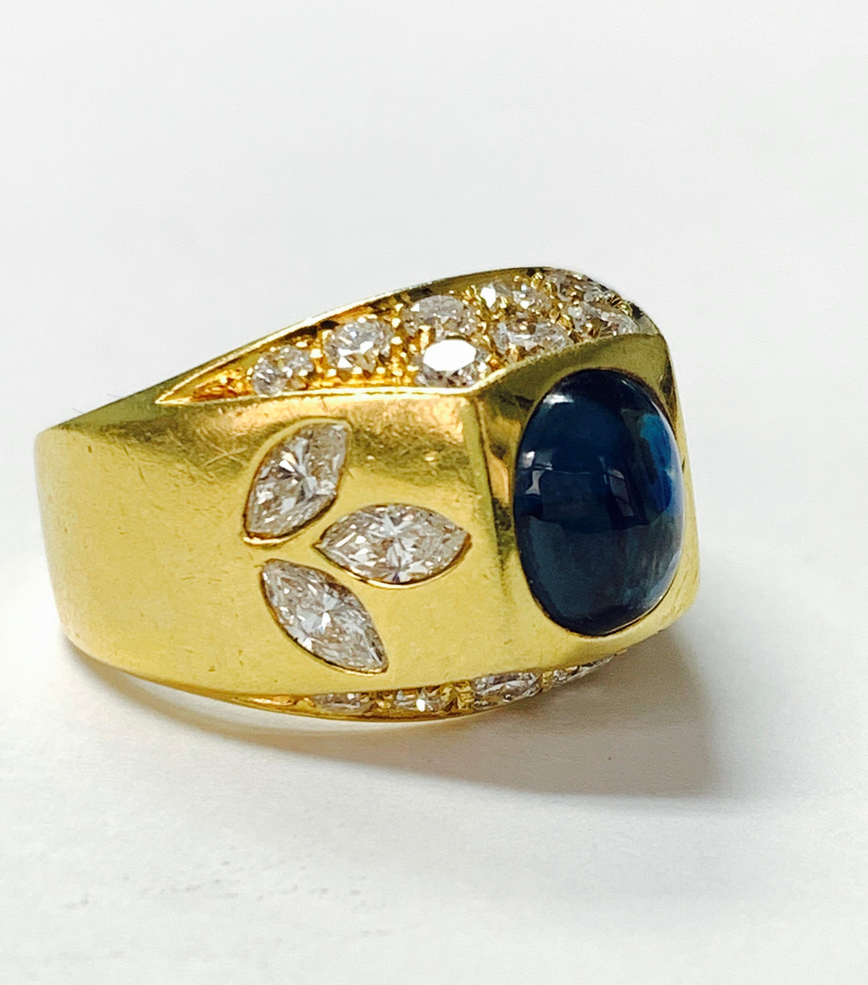 Diamond and Blue Sapphire Ring in 18 K Yellow Gold In New Condition For Sale In New York, NY