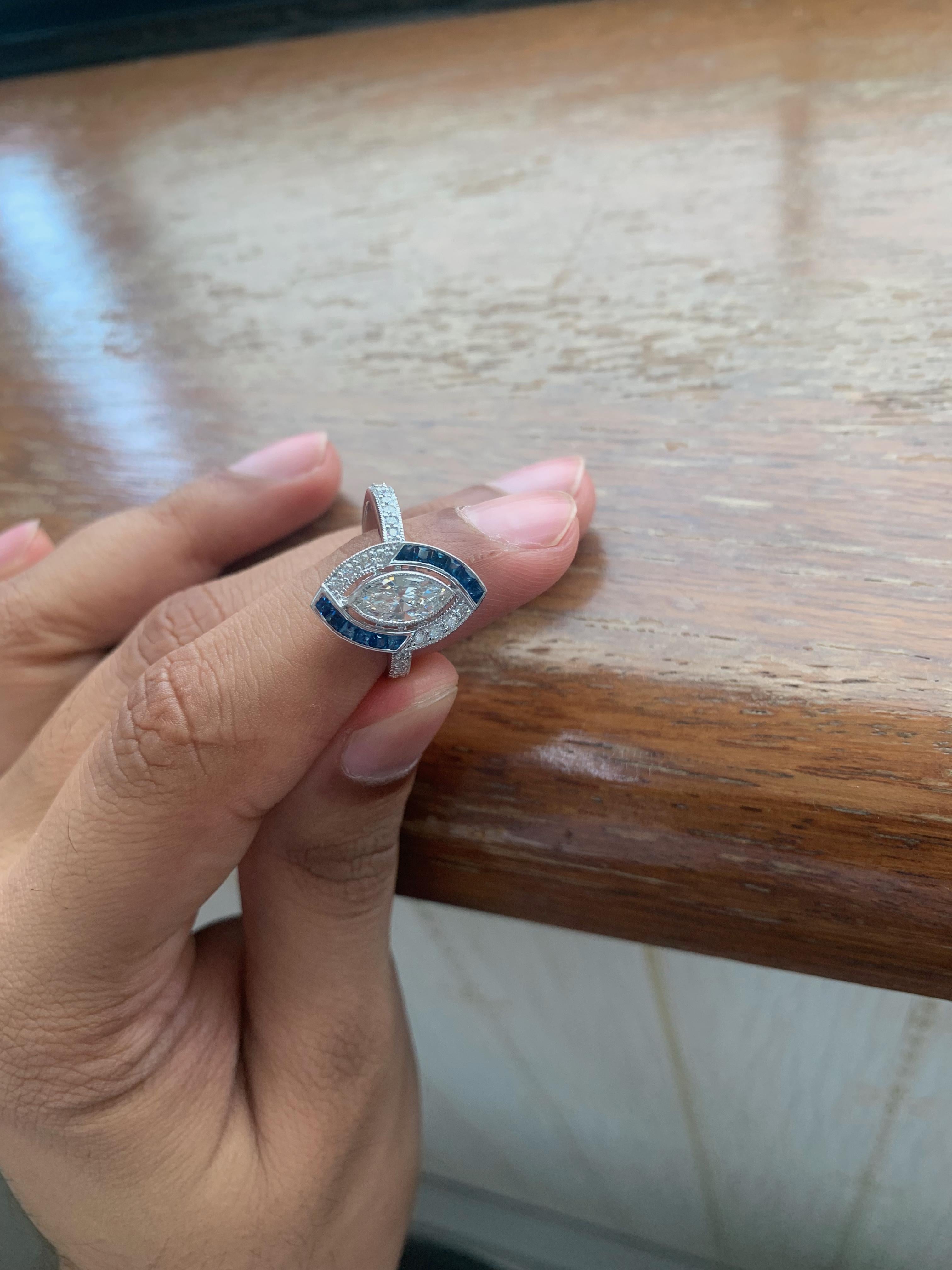 Ring aus 18 Karat Weißgold mit Diamant und blauem Saphir (Marquiseschliff) im Angebot
