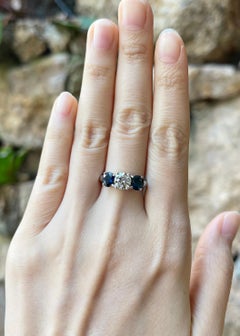 Ring mit Diamant und blauem Saphir in 18K Weißgoldfassung