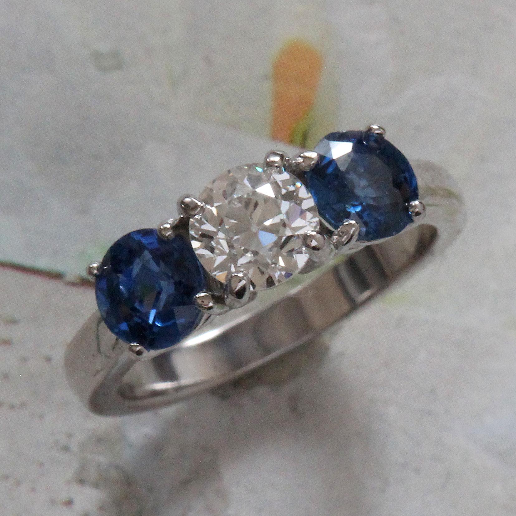 Can be sized to any finger size, ring will be made to order and take approximately  3 - 6 Geschäftswochen. Wenn Sie einen früheren Termin benötigen, lassen Sie es uns wissen und wir werden sehen, ob wir Ihnen entgegenkommen können.

Der Preis ist