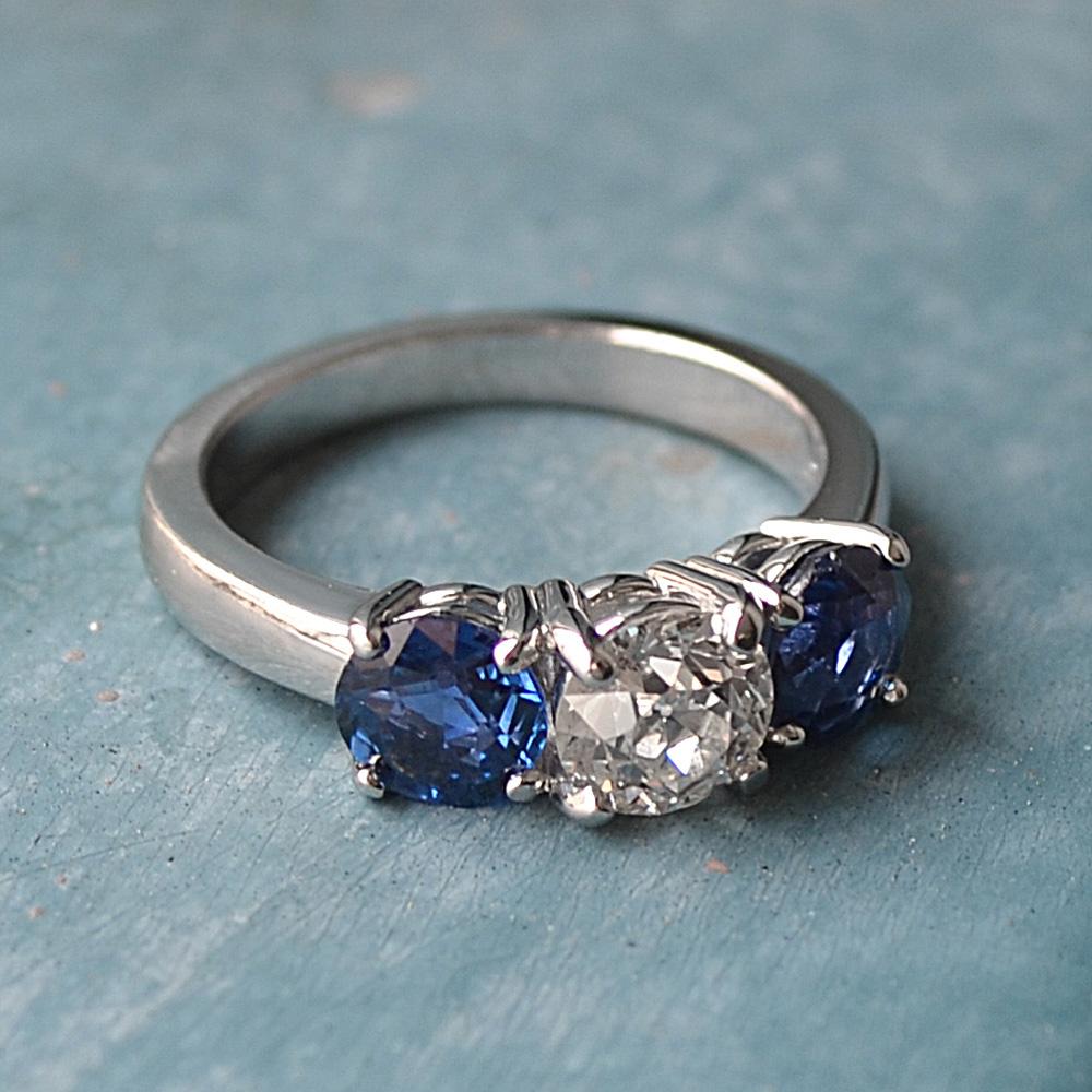 Dreisteiniger Verlobungsring mit Diamant und blauem Saphir, zwei Karat TW (Rundschliff) im Angebot